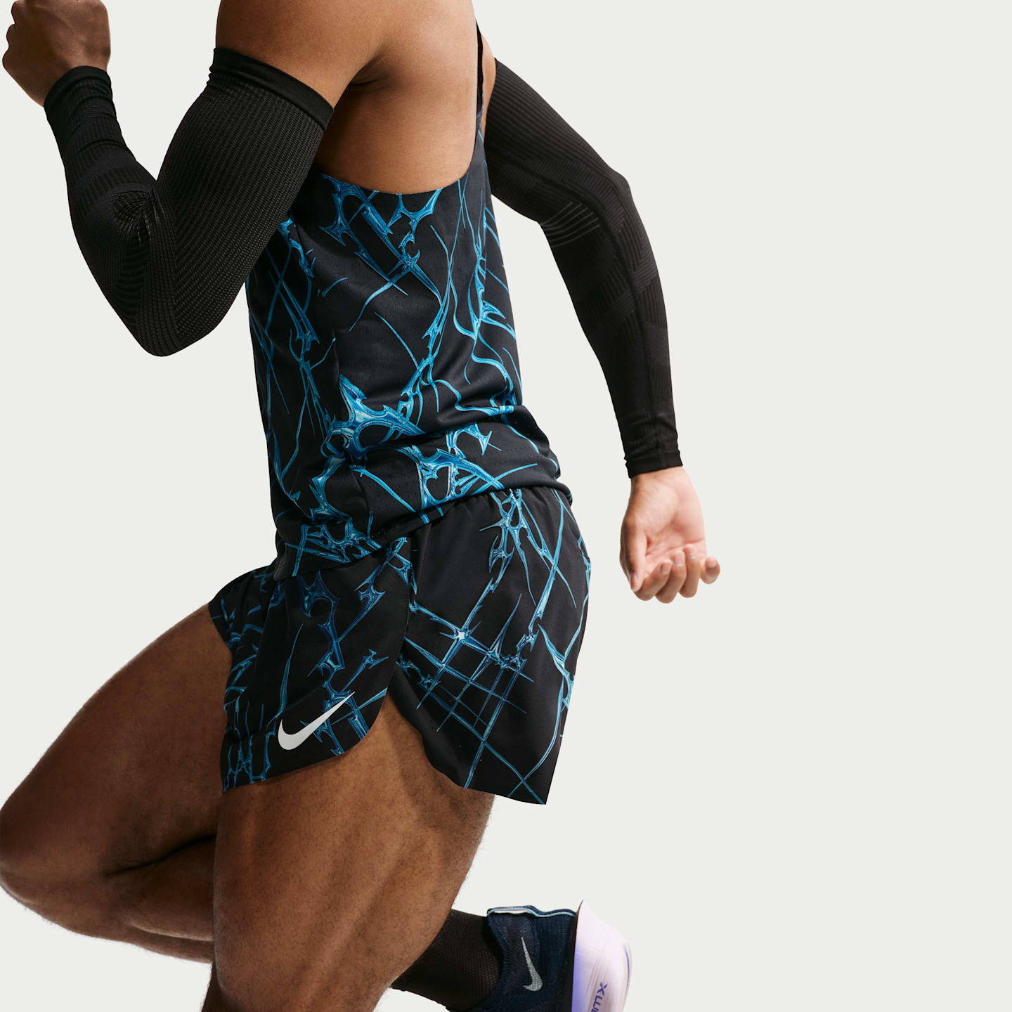 Мужские беговые шорты с принтом Nike AeroSwift Dri-FIT ADV, цвет: Чёрный / Белый — фото 4