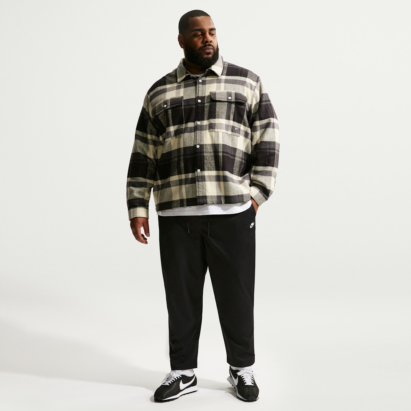 Мужские брюки Nike Club Woven Tapered, цвет: Чёрный / Белый — фото 6