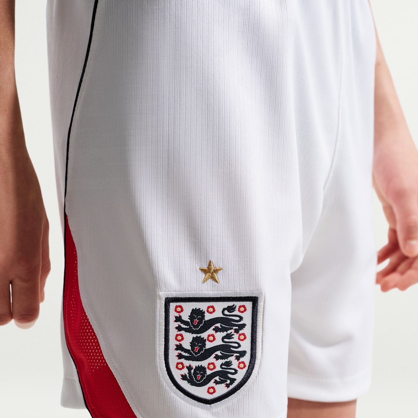 Детские футбольные шорты Nike England 2026 Stadium Home Dri-FIT Replica, цвет: Белый / Красный — фото 4