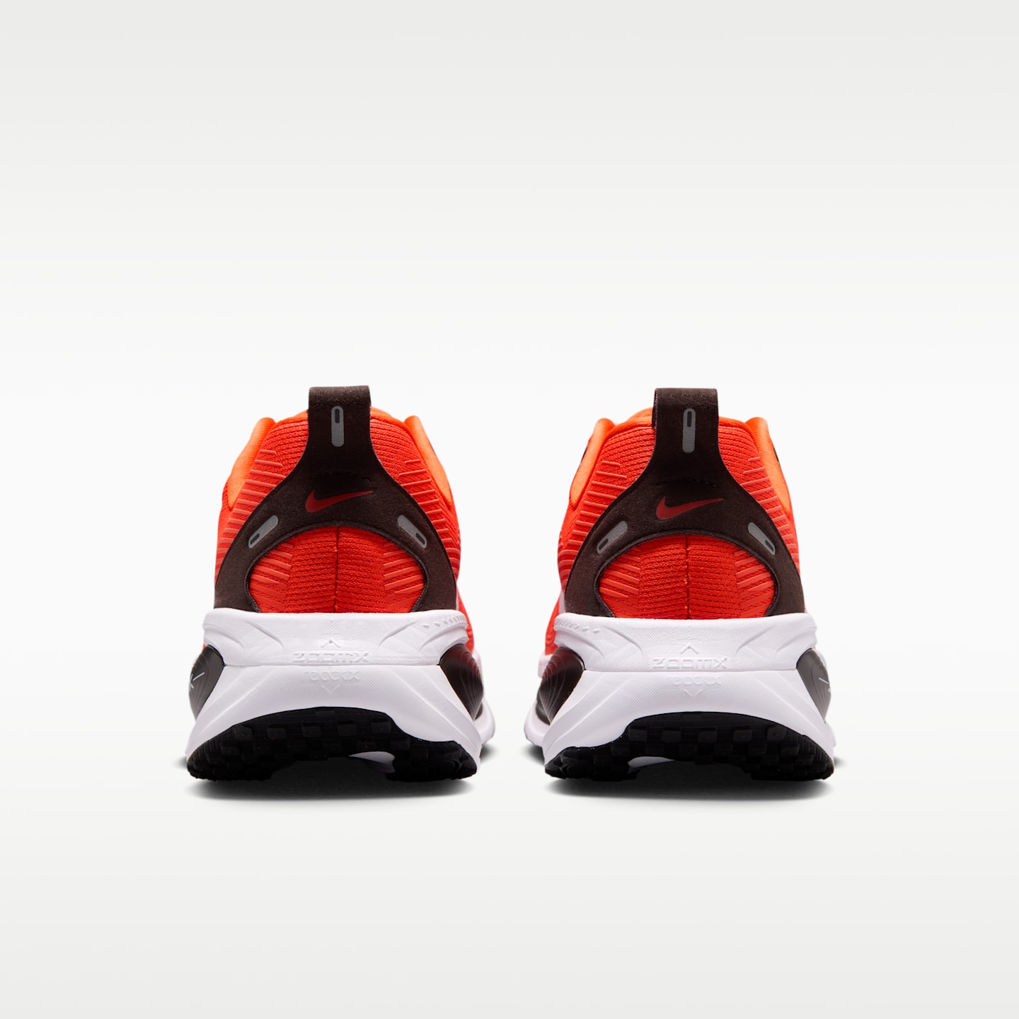 Мужские кроссовки Nike Vomero 18 (Cleveland Browns) NFL Road Running, цвет: Оранжевый / Коричневый — фото 6