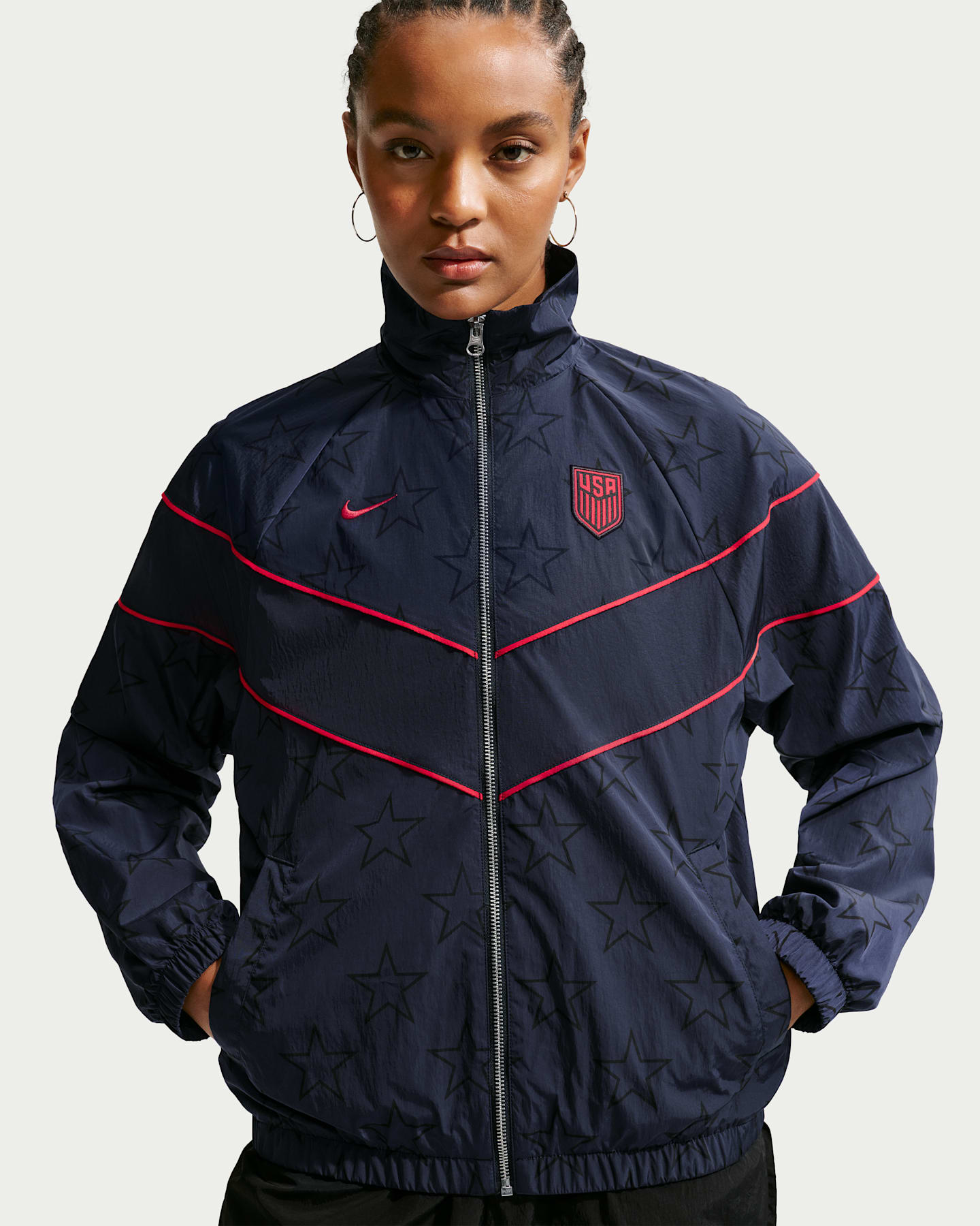 Женская футбольная тканая куртка с УФ-защитой Nike Usmnt Windrunner, цвет: Обсидиановый / Красный — фото 7