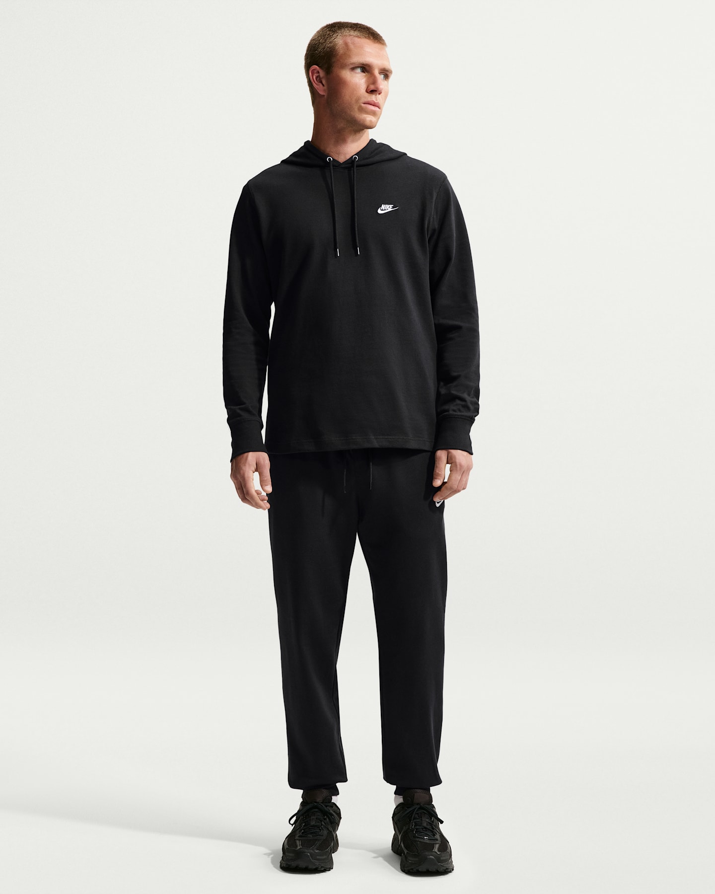 Мужские трикотажные джоггеры Nike Club, цвет: Чёрный / Белый — фото 6