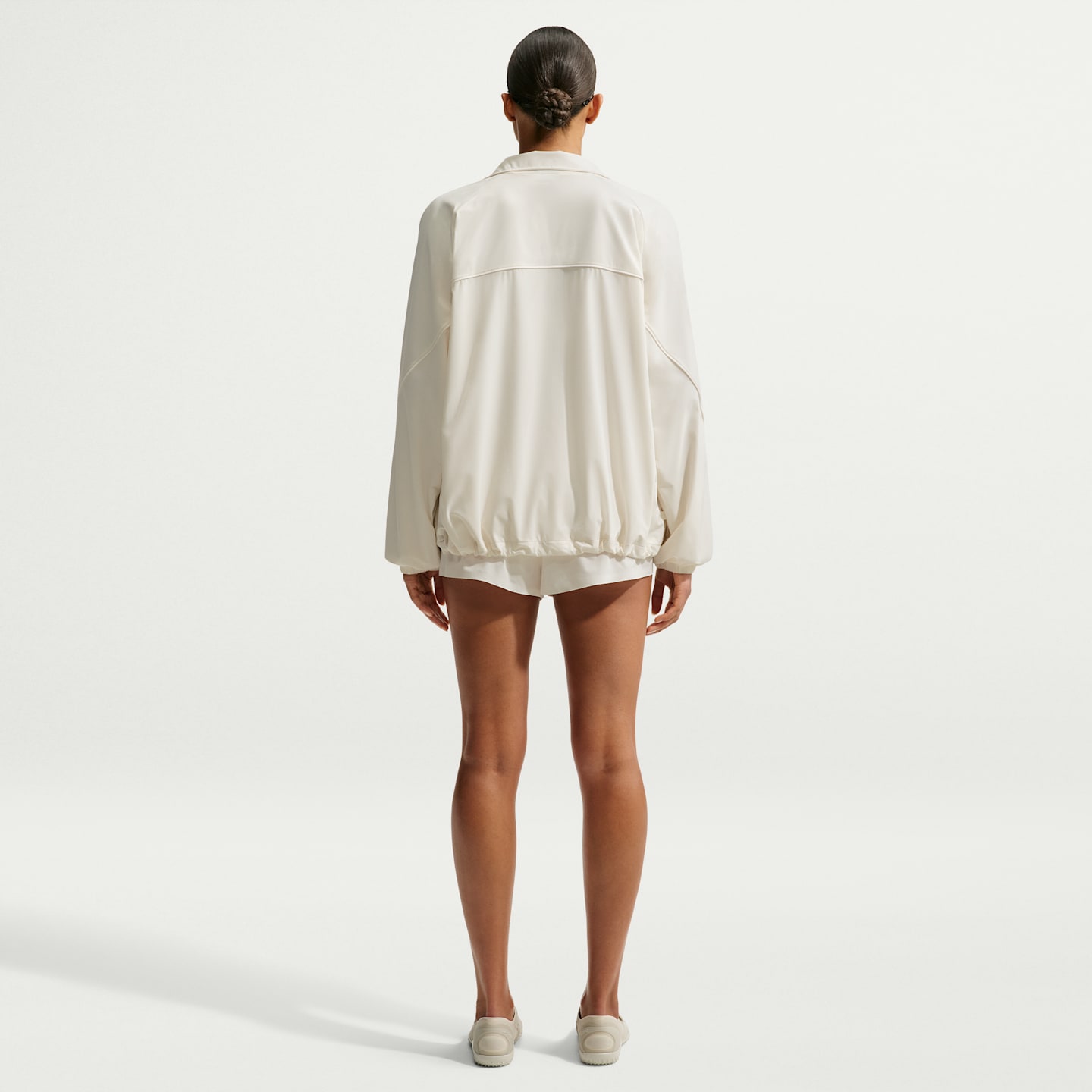 Женская куртка NikeSKIMS Stretch Nylon оверсайз из эластичного нейлона, цвет: Слоновая кость — фото 5