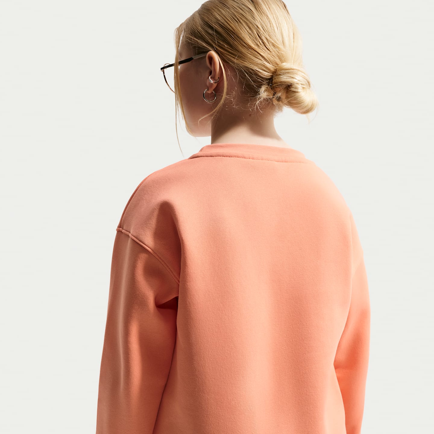 Детский флисовый свитшот для девочек Nike Sportswear Club, цвет: Абрикосовый / Белый — фото 2