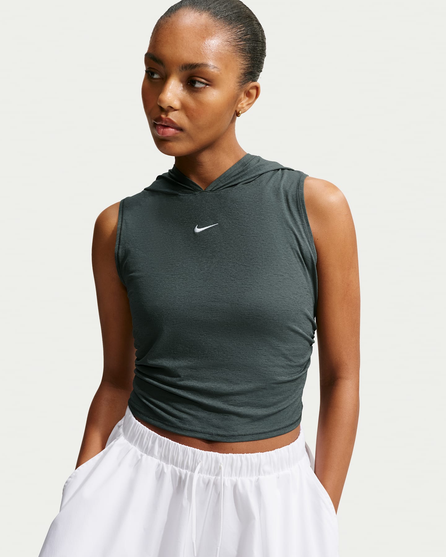 Женская приталенная майка Nike Sportswear с капюшоном, цвет: Камуфляжный зелёный / Молочный — фото 6