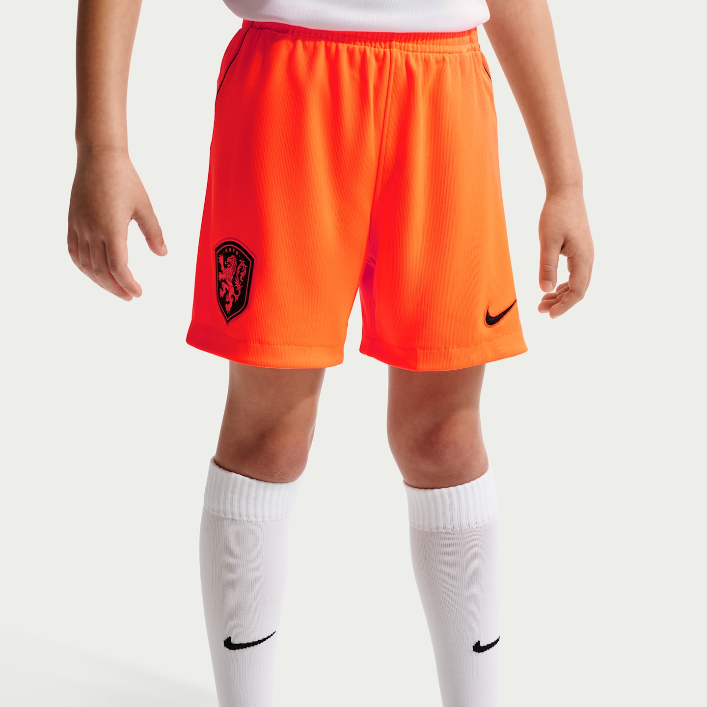 Детский футбольный комплект Nike Netherlands 2026 Stadium Away из 3 предметов, цвет: Белый / Малиновый — фото 4