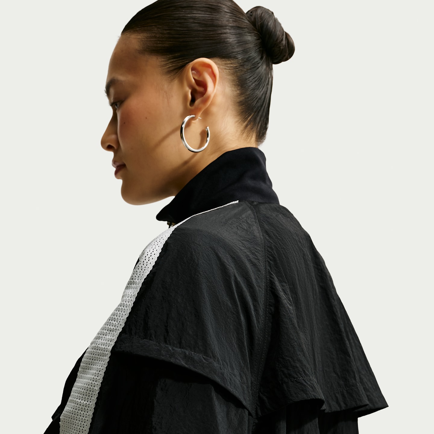 Женская спортивная куртка Nike Sportswear Balloon оверсайз, цвет: Чёрный / Молочный — фото 2