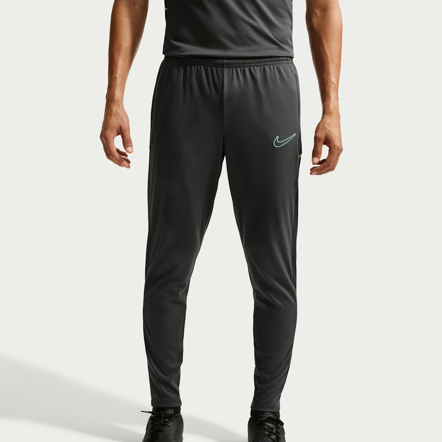 Мужские футбольные брюки Nike Academy Dri-FIT, цвет: Антрацитовый / Чёрный — фото 2