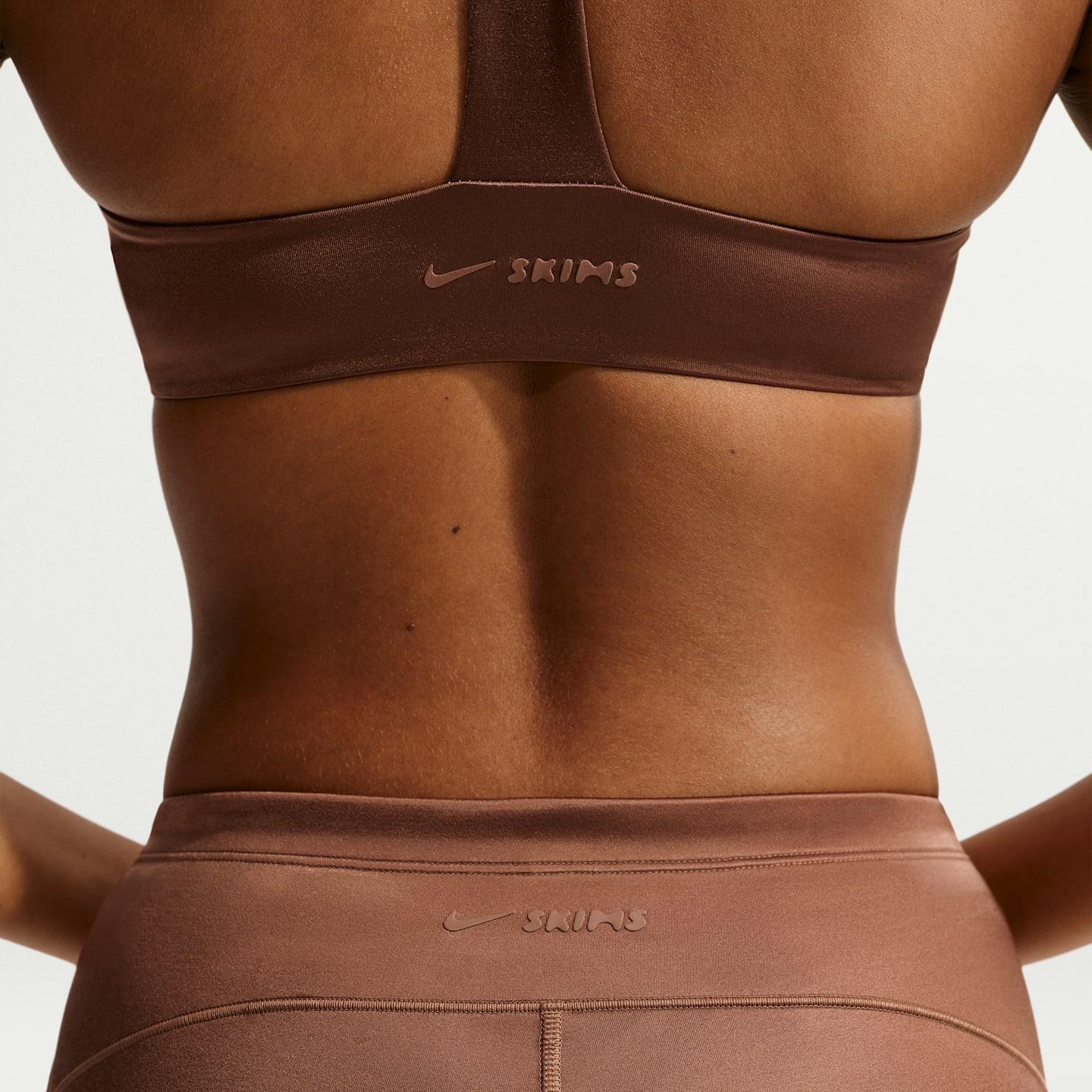 Трусы-шортики NikeSKIMS Drawcord, средняя посадка, атлас — Nike, цвет: Коричневый — фото 6