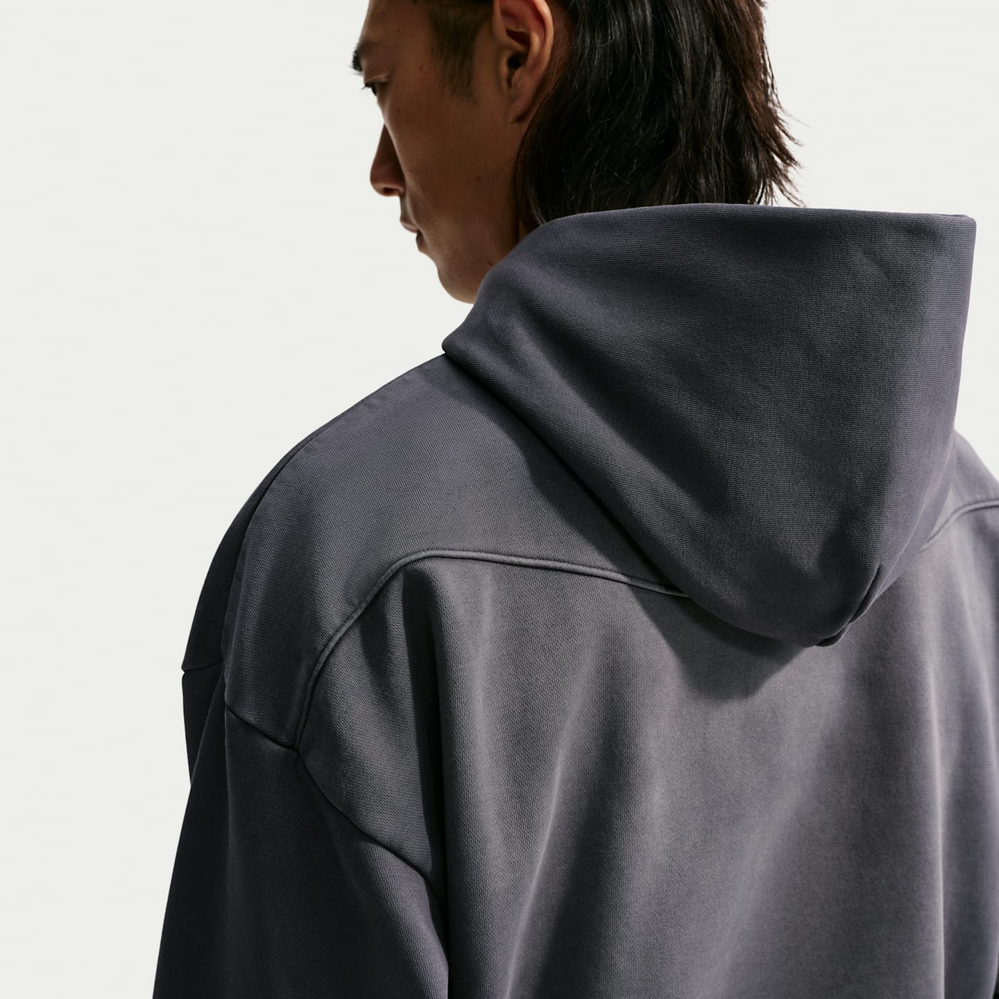 Мужское плотное баскетбольное худи-пуловер Nike Standard Issue с начёсом, цвет: Чёрный / Бледная слоновая кость — фото 2