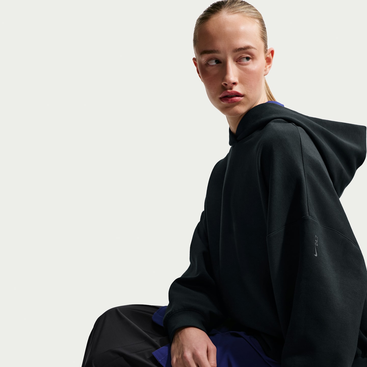 Женское худи Nike 24.7 ImpossiblySoft, цвет: Чёрный / Серый — фото 3