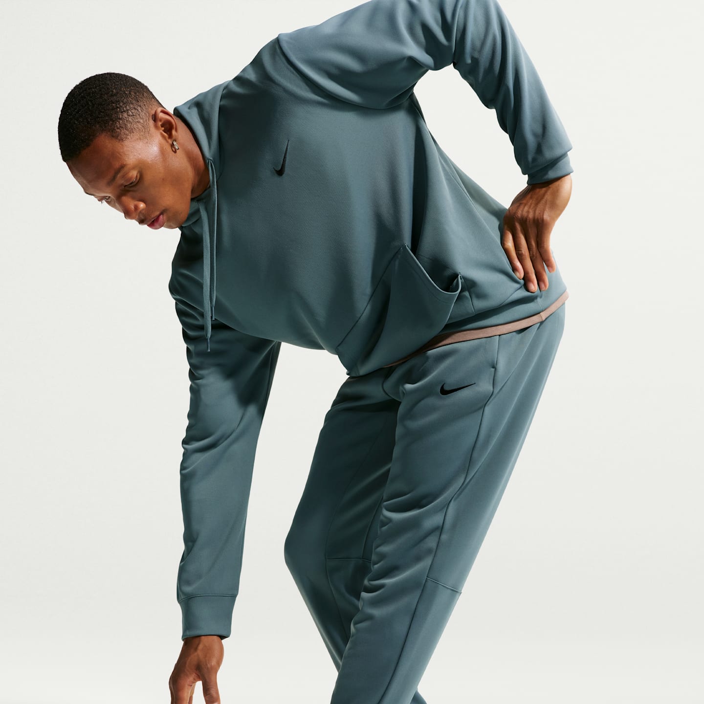 Мужские тренировочные джоггеры Nike Hyverse Dri-FIT UV, цвет: Минеральный сланцевый / Чёрный — фото 4