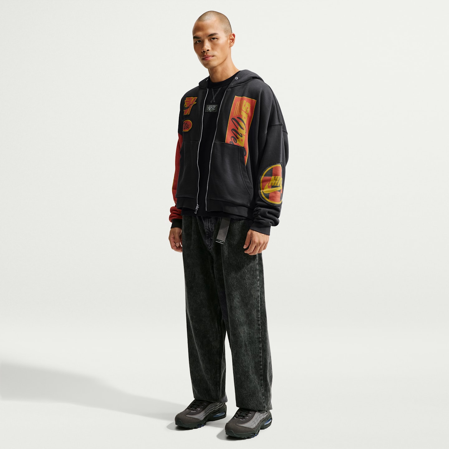 Мужское худи Nike Sportswear Club Full-Zip Fleece, цвет: Почти чёрный / Красный — фото 4