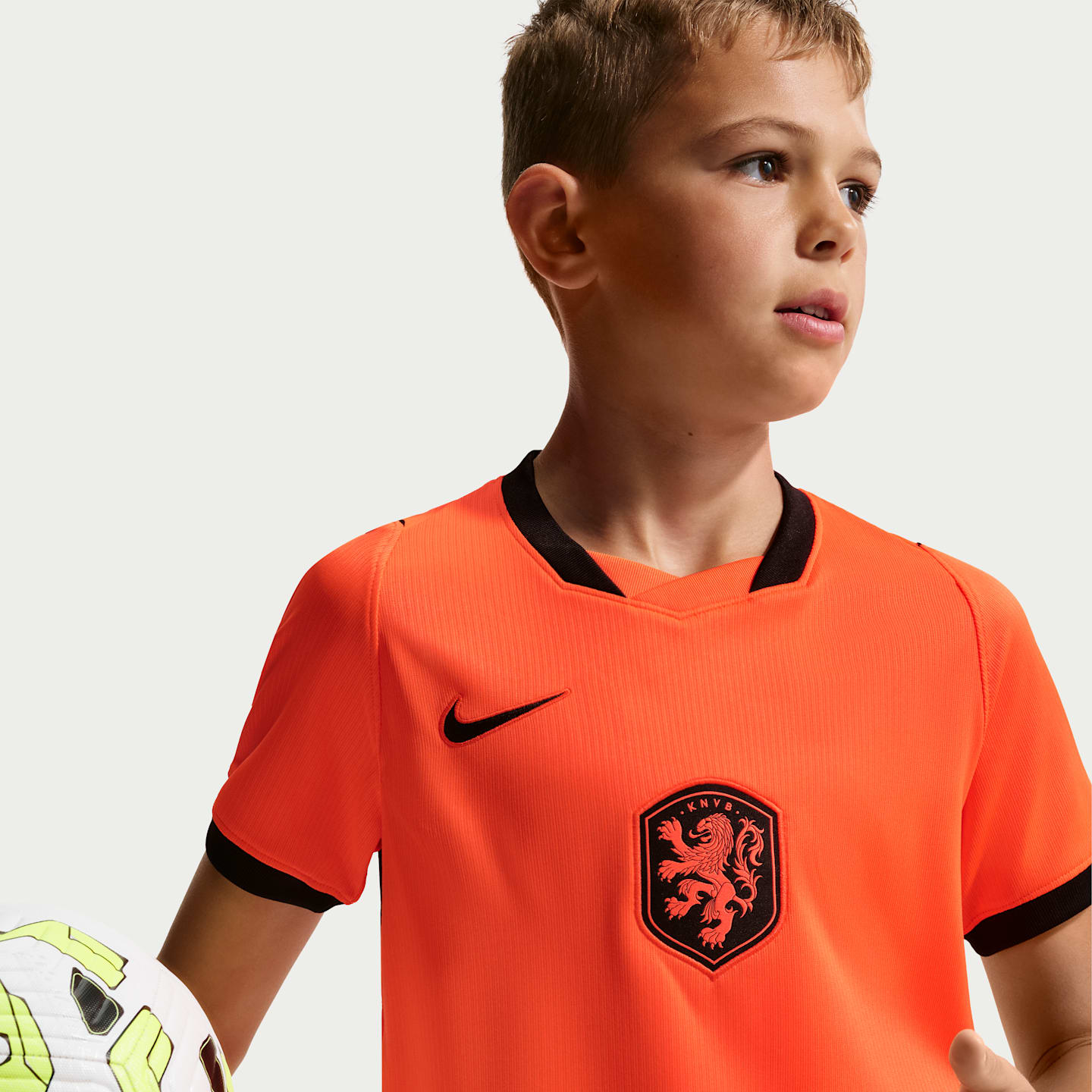 Детский топ Nike Netherlands National Team 2026 Stadium Home Dri-FIT Soccer Jersey, цвет: Малиновый / Чёрный — фото 3