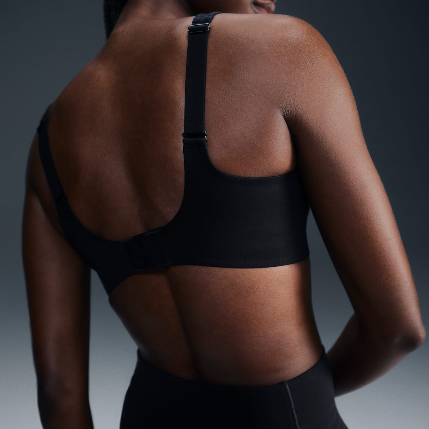 Спортивное бра Alate Convertible, уплотнённая чашка — Nike, цвет: Чёрный / Холодный серый — фото 3