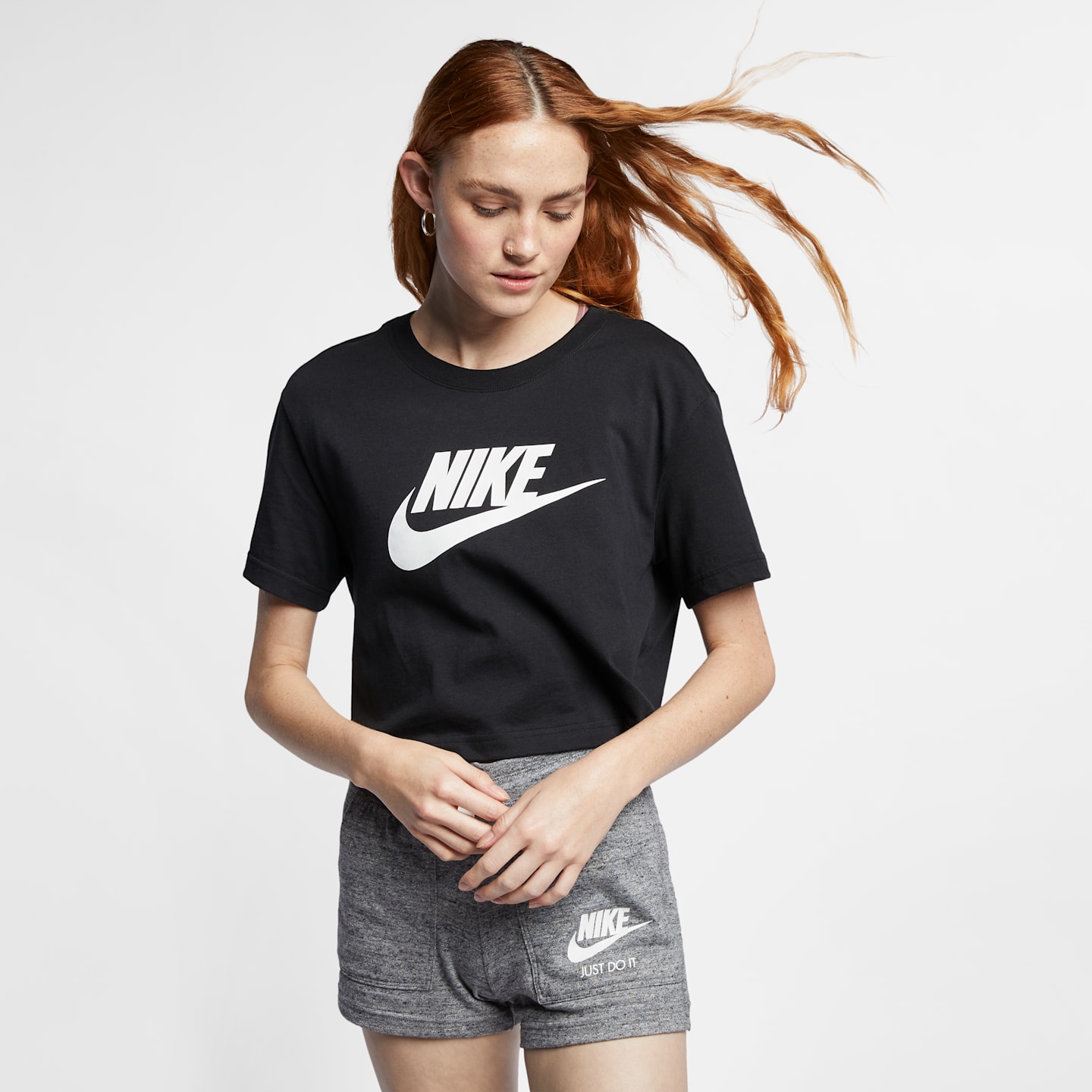 Женская укороченная футболка Nike Sportswear Essential с логотипом, цвет: Чёрный / Белый — фото 1