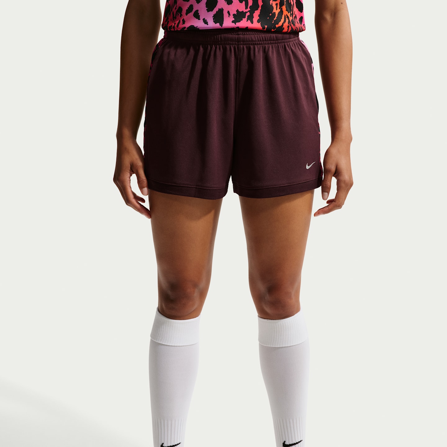Женские футбольные трикотажные шорты Nike United Academy Dri-FIT, цвет: Бордовый / Разноцветный — фото 2