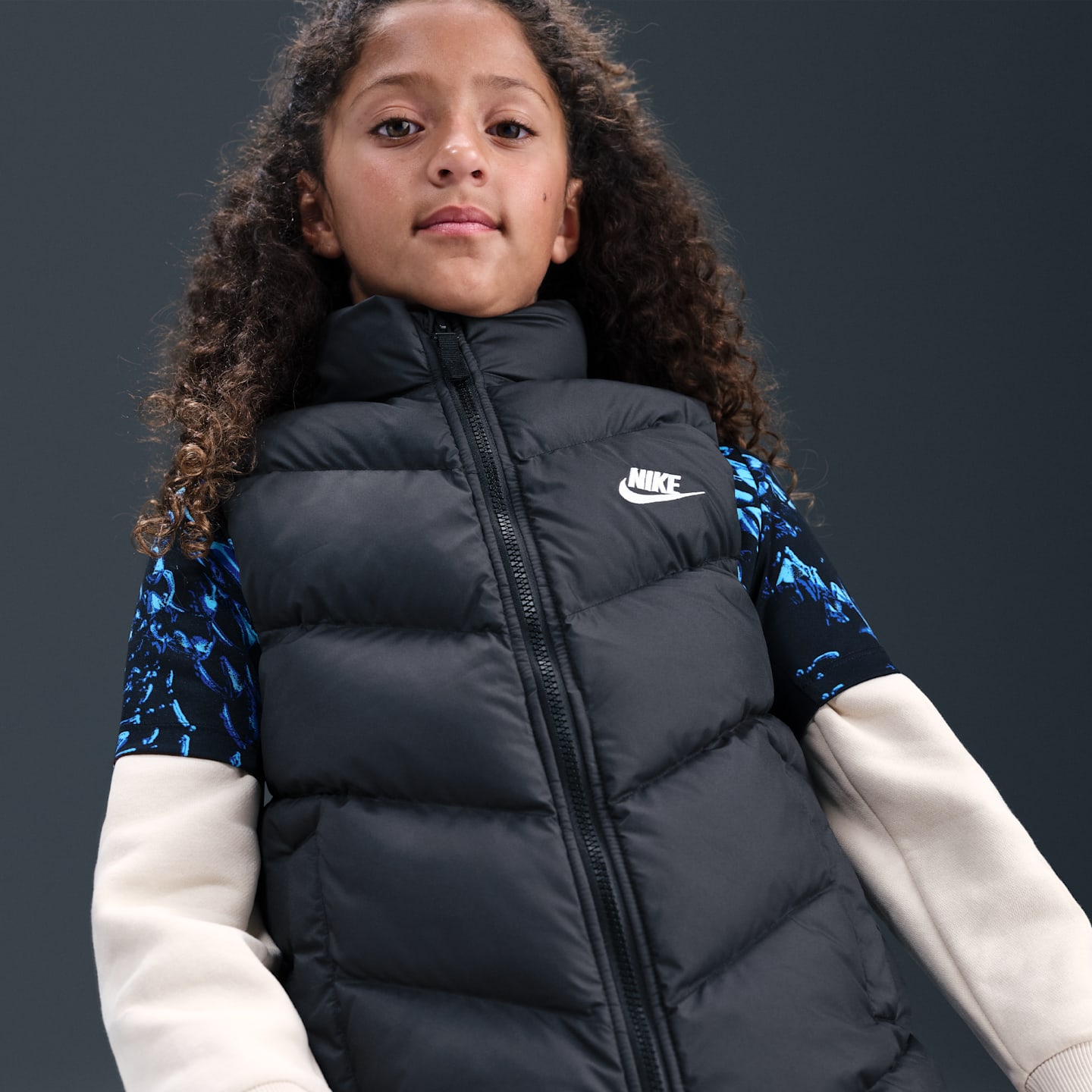 Детский жилет Nike Sportswear All Day Play Therma-FIT Loose-Fit Puffer Vest, цвет: Чёрный / Белый — фото 2