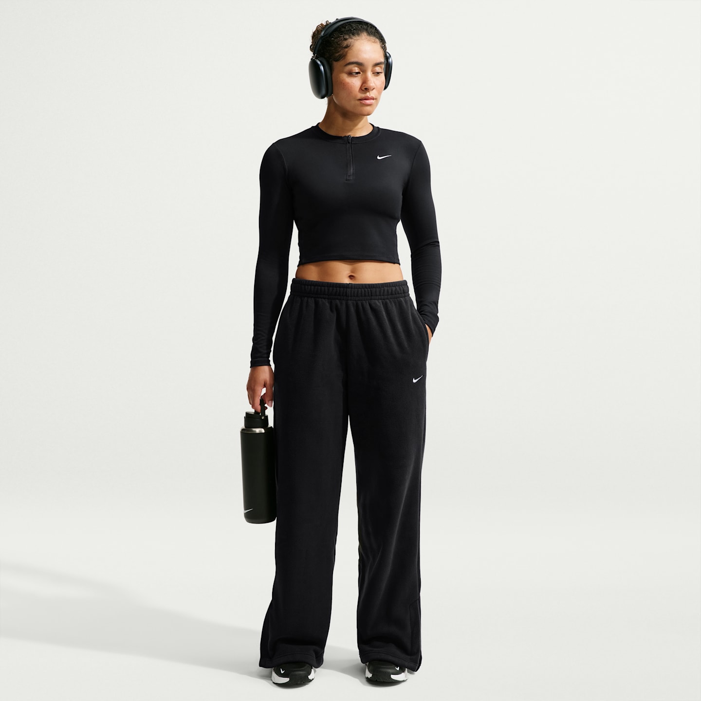Женские широкие брюки Nike One Therma-FIT со средней посадкой, цвет: Чёрный / Белый — фото 1