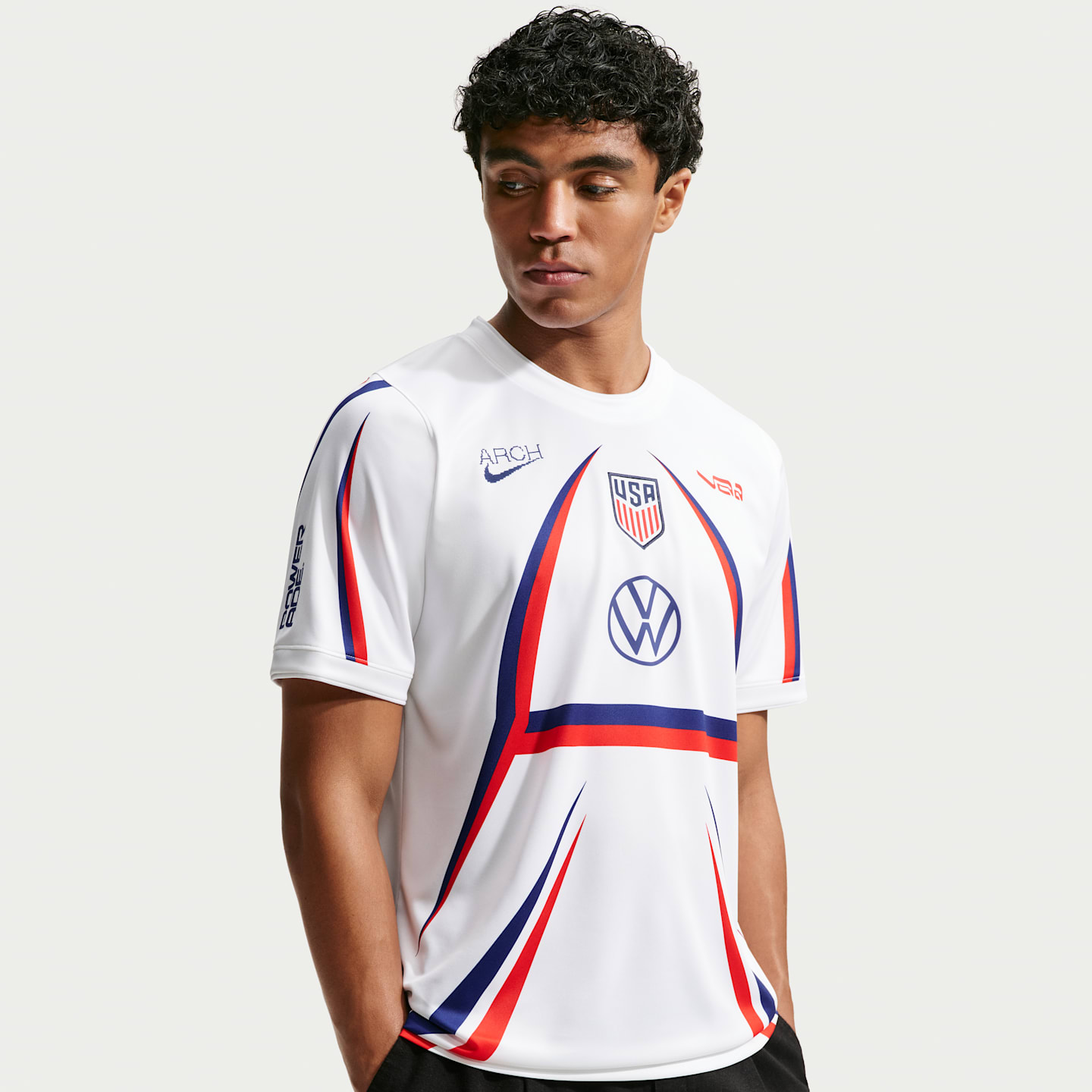 Мужской футбольный топ с короткими рукавами Nike USA x V.A.A. Academy Pro, цвет: Белый / Королевский синий — фото 3