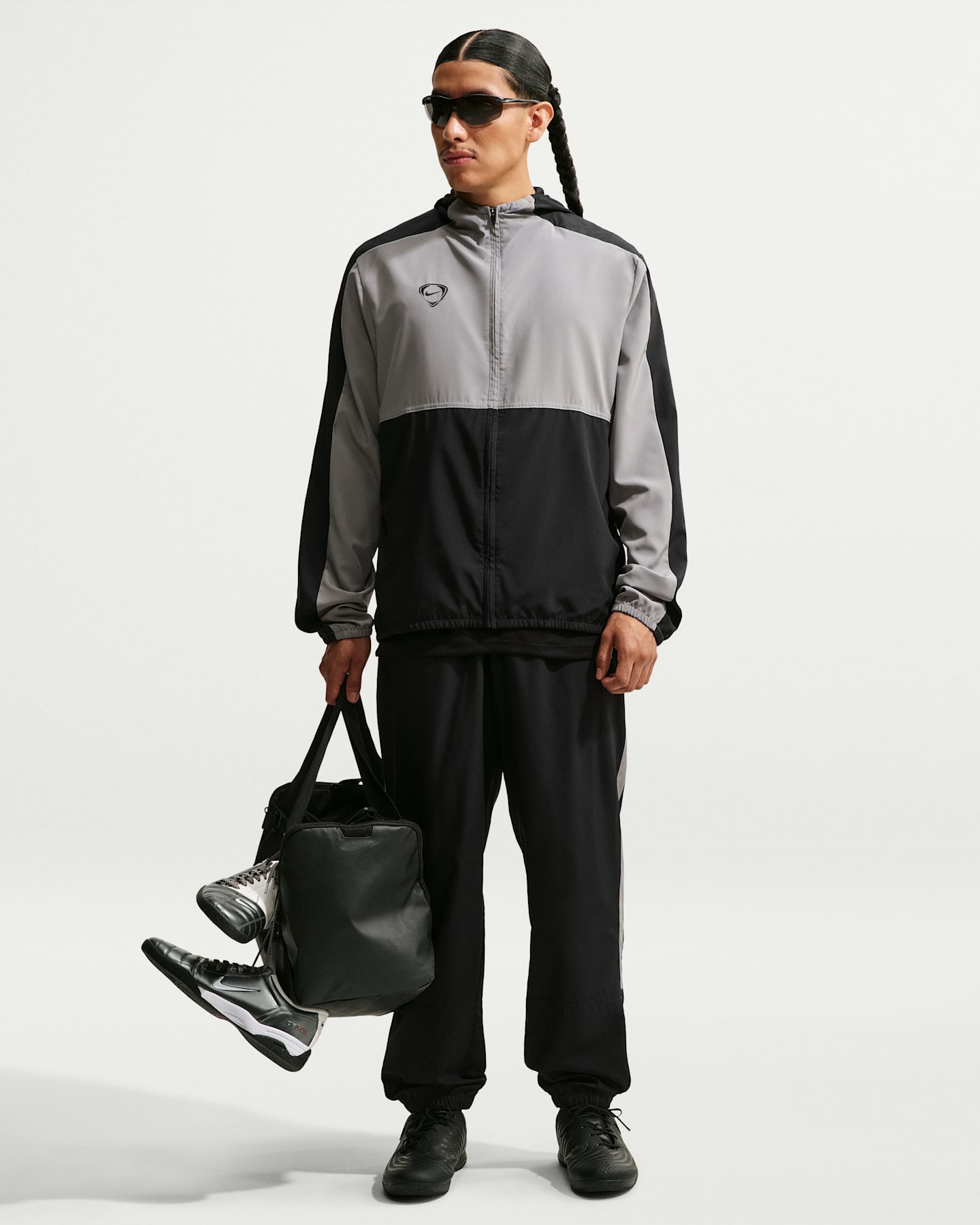 Мужские футбольные брюки Nike Strike Dri-FIT Woven Track, цвет: Чёрный / Стальной серый — фото 6