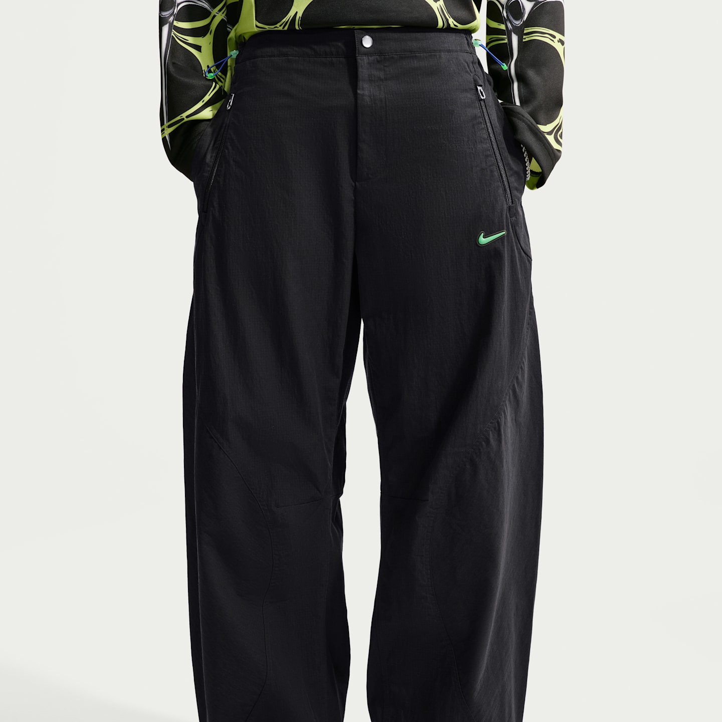 Мужские брюки Nike Project F.R.O.G. Woven Flow, цвет: Чёрный / Зелёный — фото 2