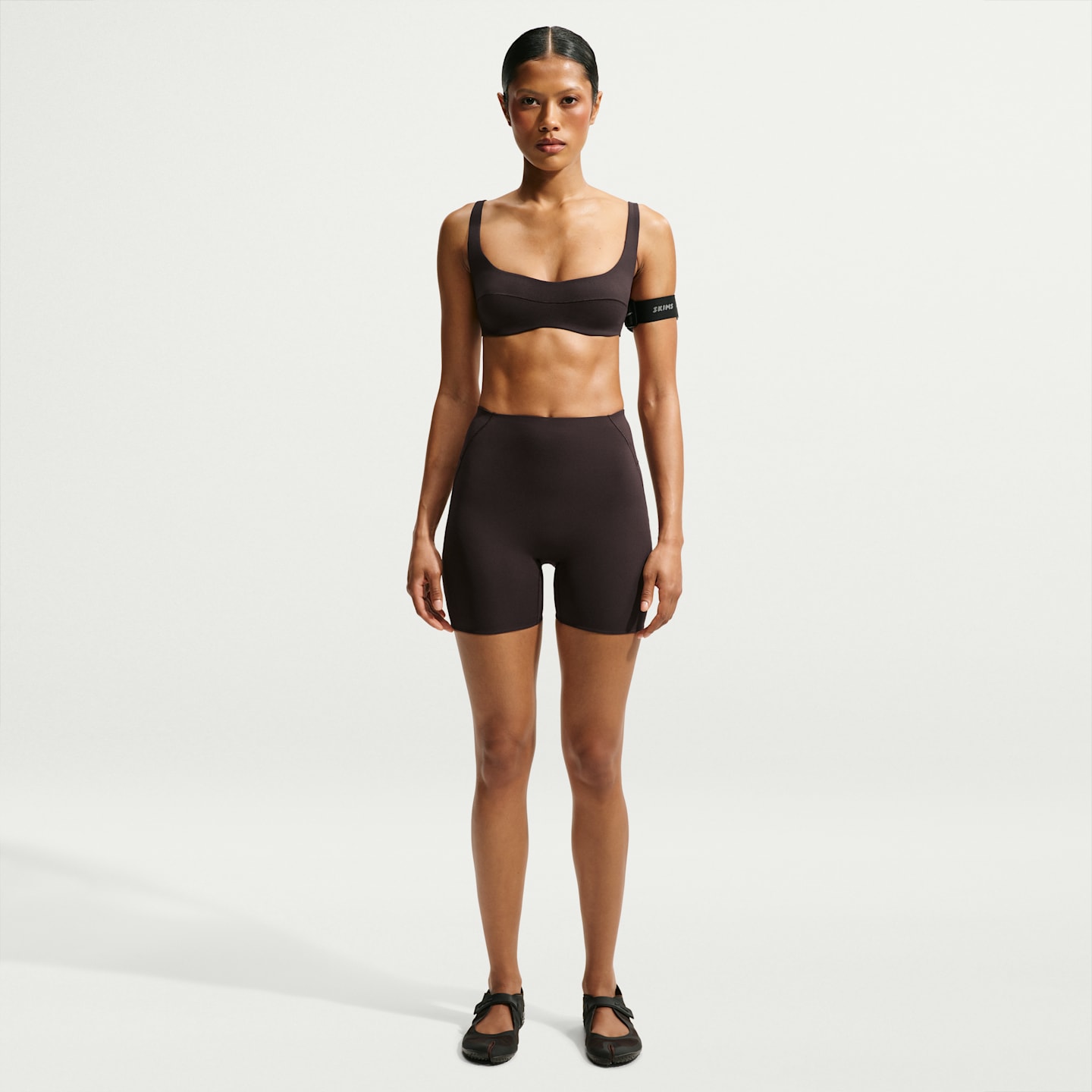 Спортивное бра NikeSKIMS Studio Micro, стрейч — Nike, цвет: Кофейный — фото 4