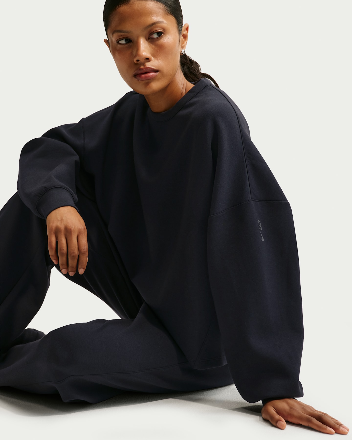 Женский топ Nike 24.7 ImpossiblySoft Dri-FIT Oversized Crew-Neck Top, цвет: Чёрный / Серый — фото 6