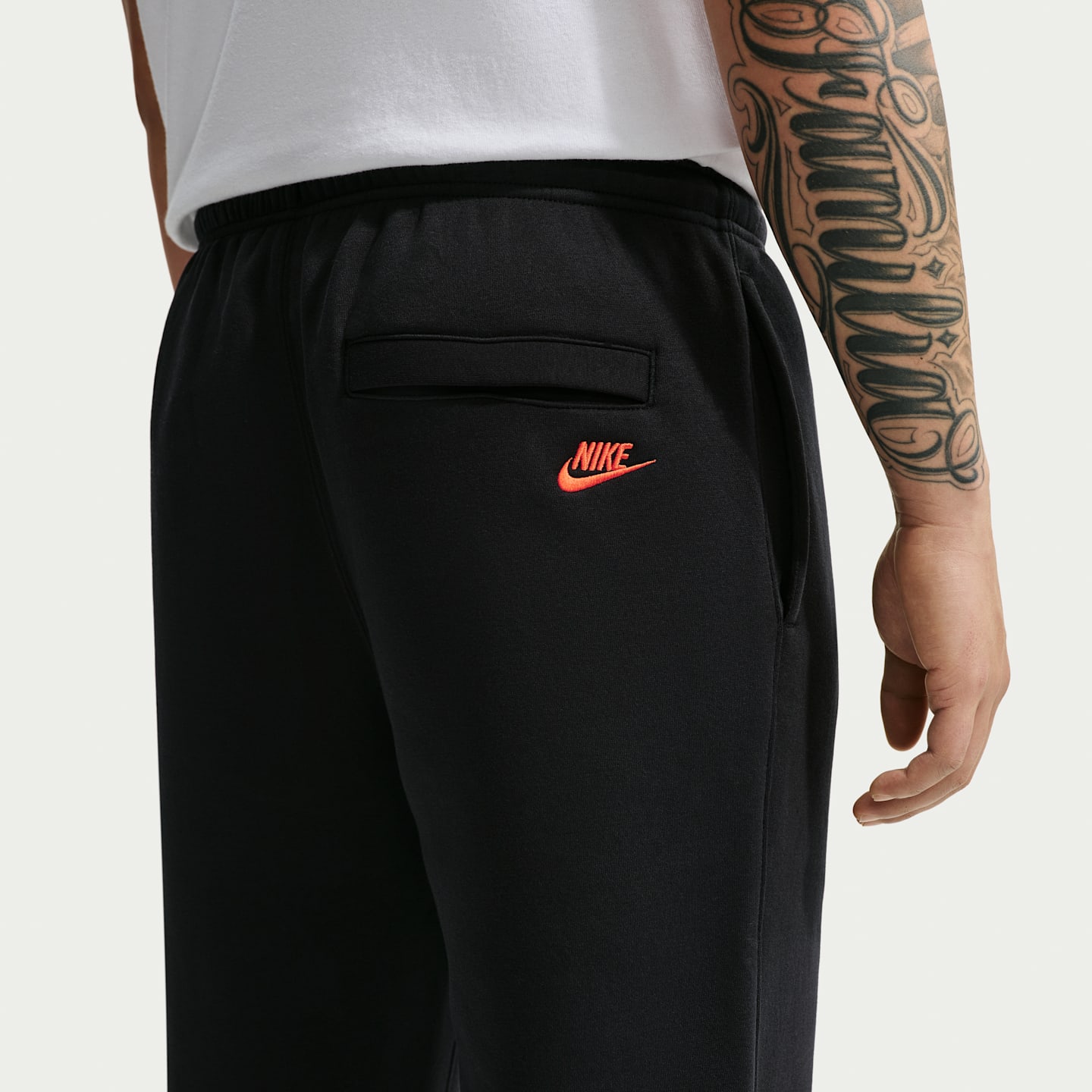 Мужские флисовые джоггеры Nike Sportswear Club, цвет: Чёрный / Оранжевый — фото 3