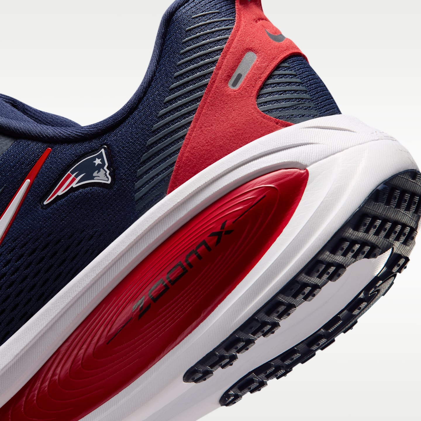 Мужские кроссовки Nike Vomero 18 (New England Patriots) NFL Road Running, цвет: Тёмно-синий / Красный — фото 8