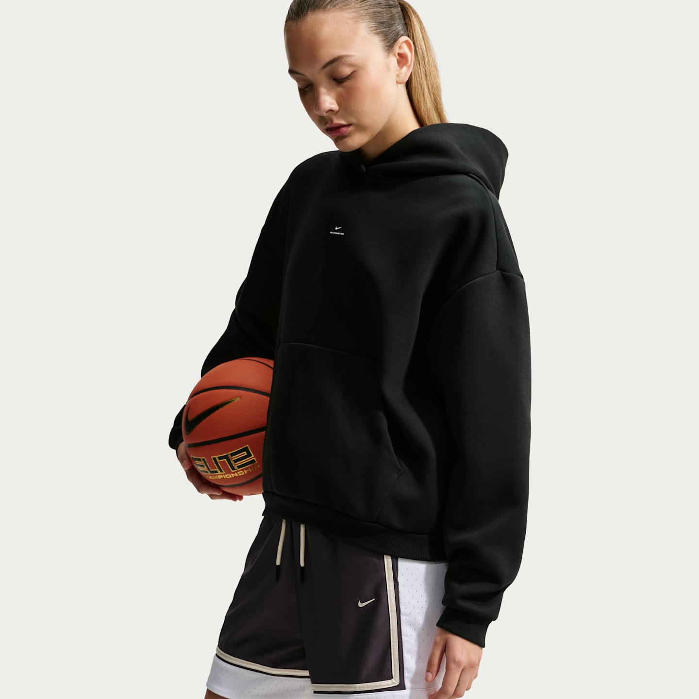 Женское баскетбольное худи-пуловер Nike Standard Issue с начёсом, цвет: Чёрный / Бледная слоновая кость — фото 3