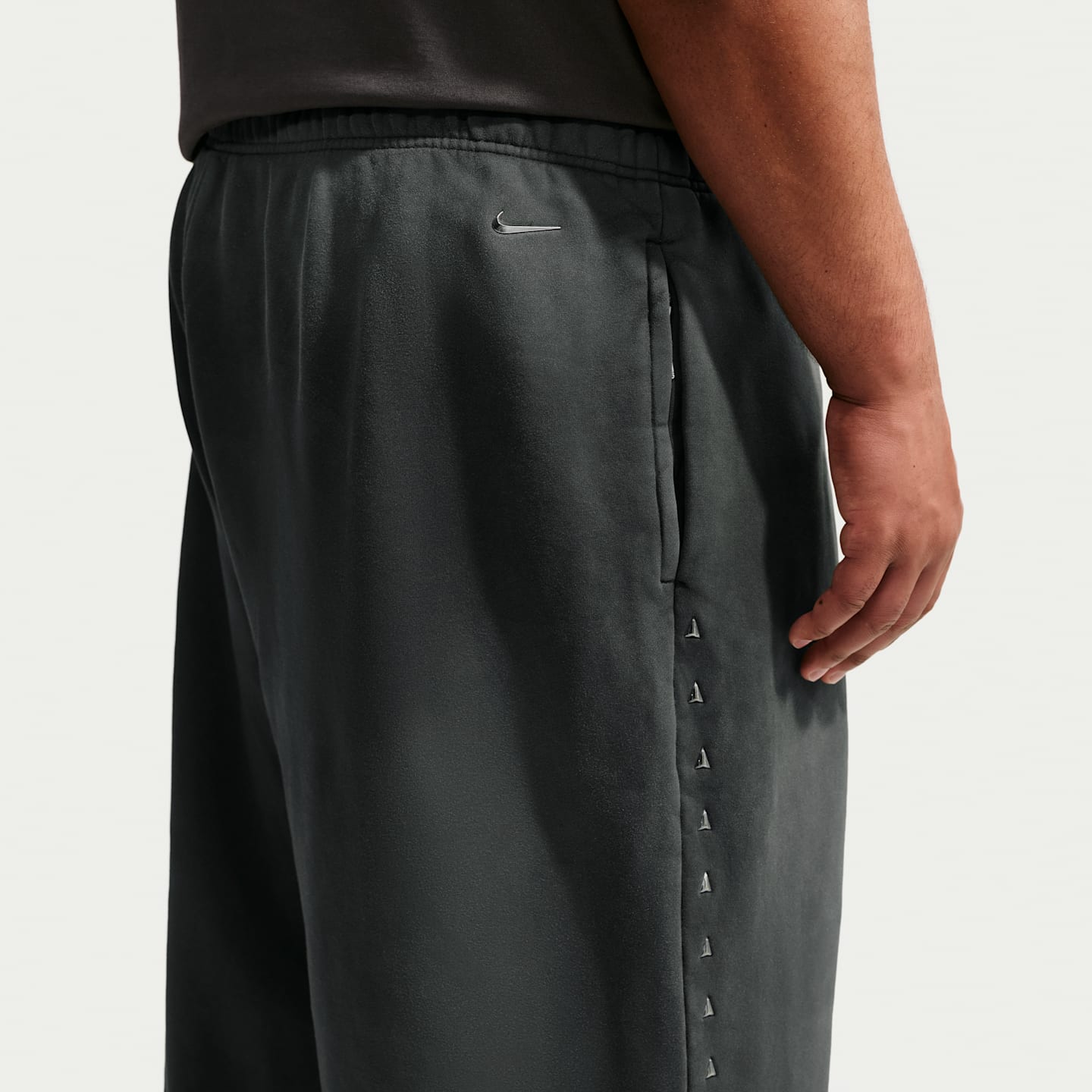 Мужские флисовые баскетбольные брюки Nike Ja Standard Issue Therma-FIT, цвет: Чёрный еловый / Ледяной серебряный — фото 8
