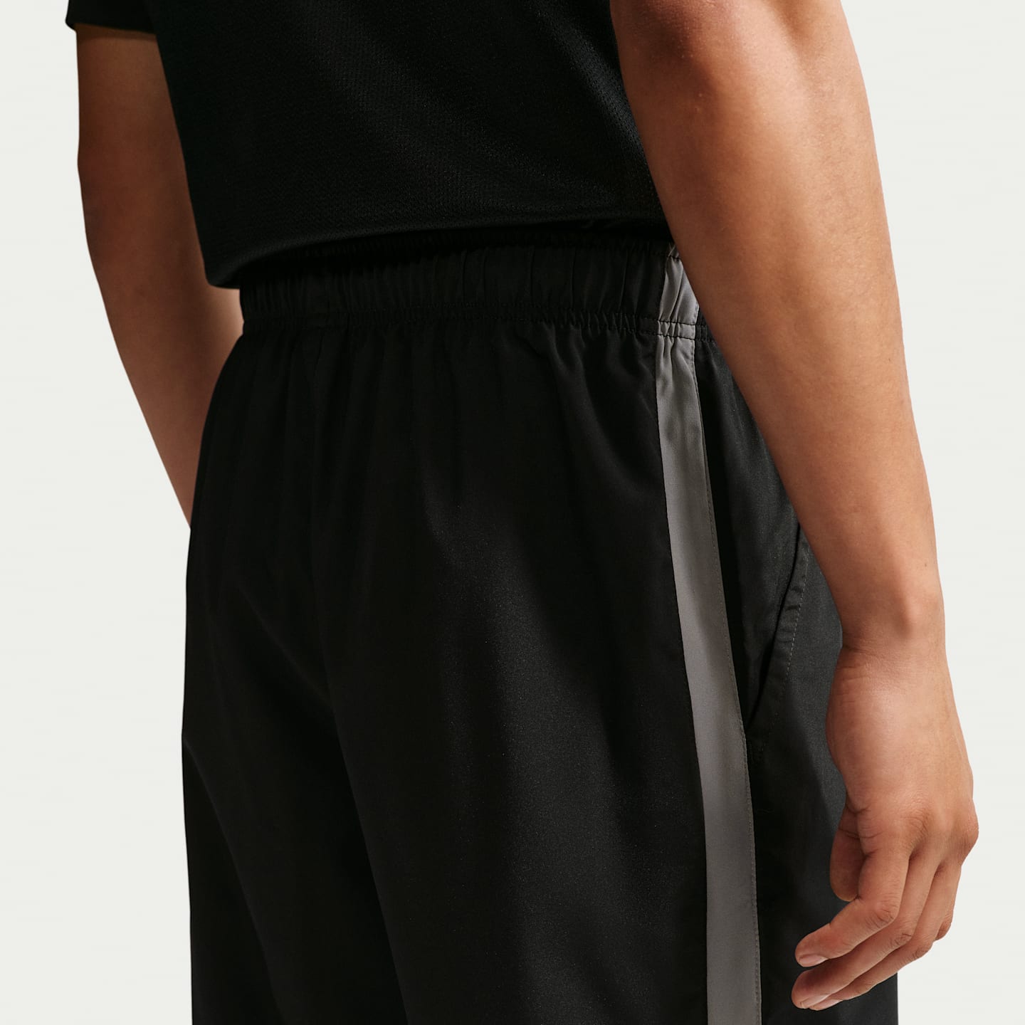 Мужские футбольные брюки Nike Strike Dri-FIT Woven Track, цвет: Чёрный / Стальной серый — фото 3