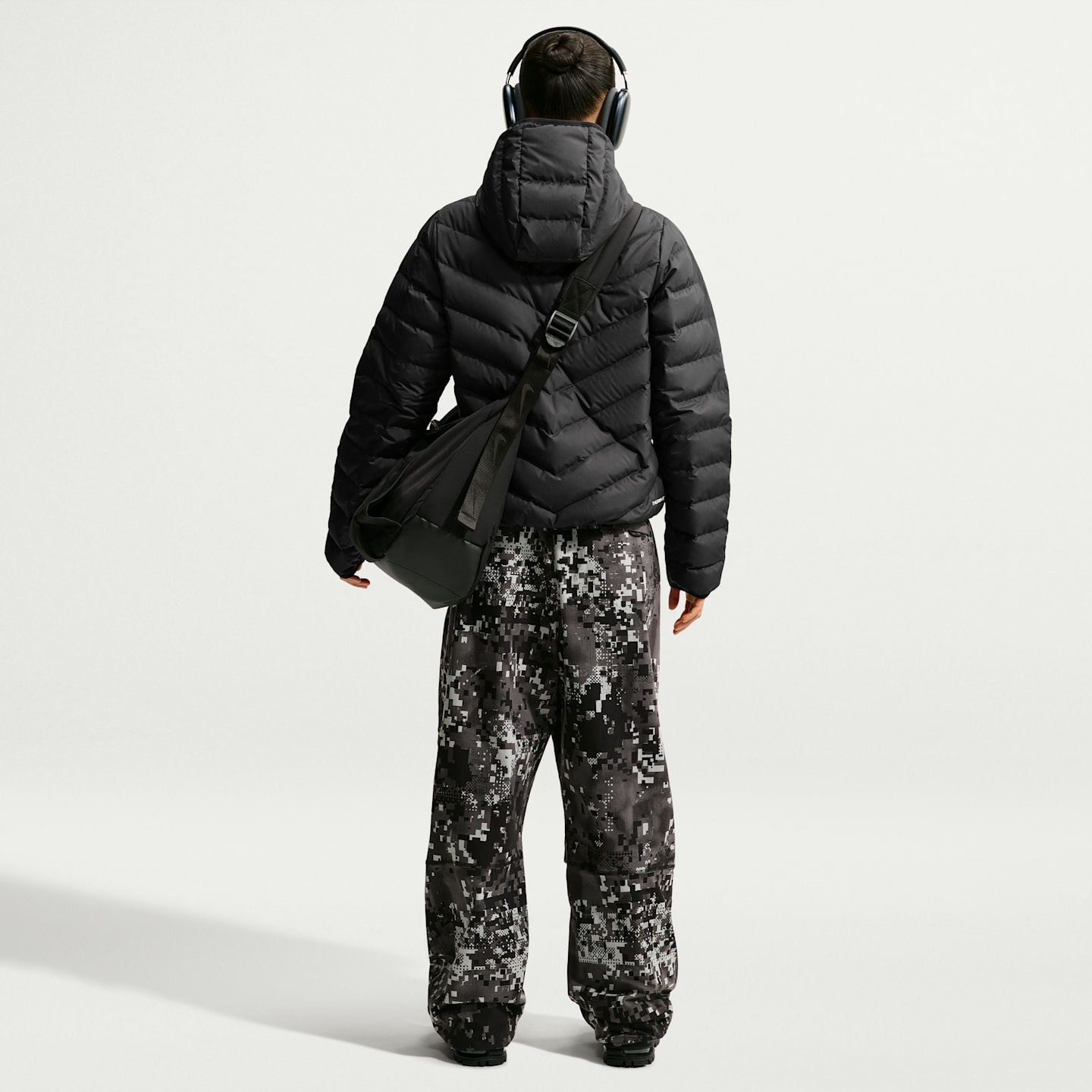 Женская пуховая куртка Nike Sportswear Windpuffer Therma-FIT с капюшоном, цвет: Чёрный / Молочный — фото 5