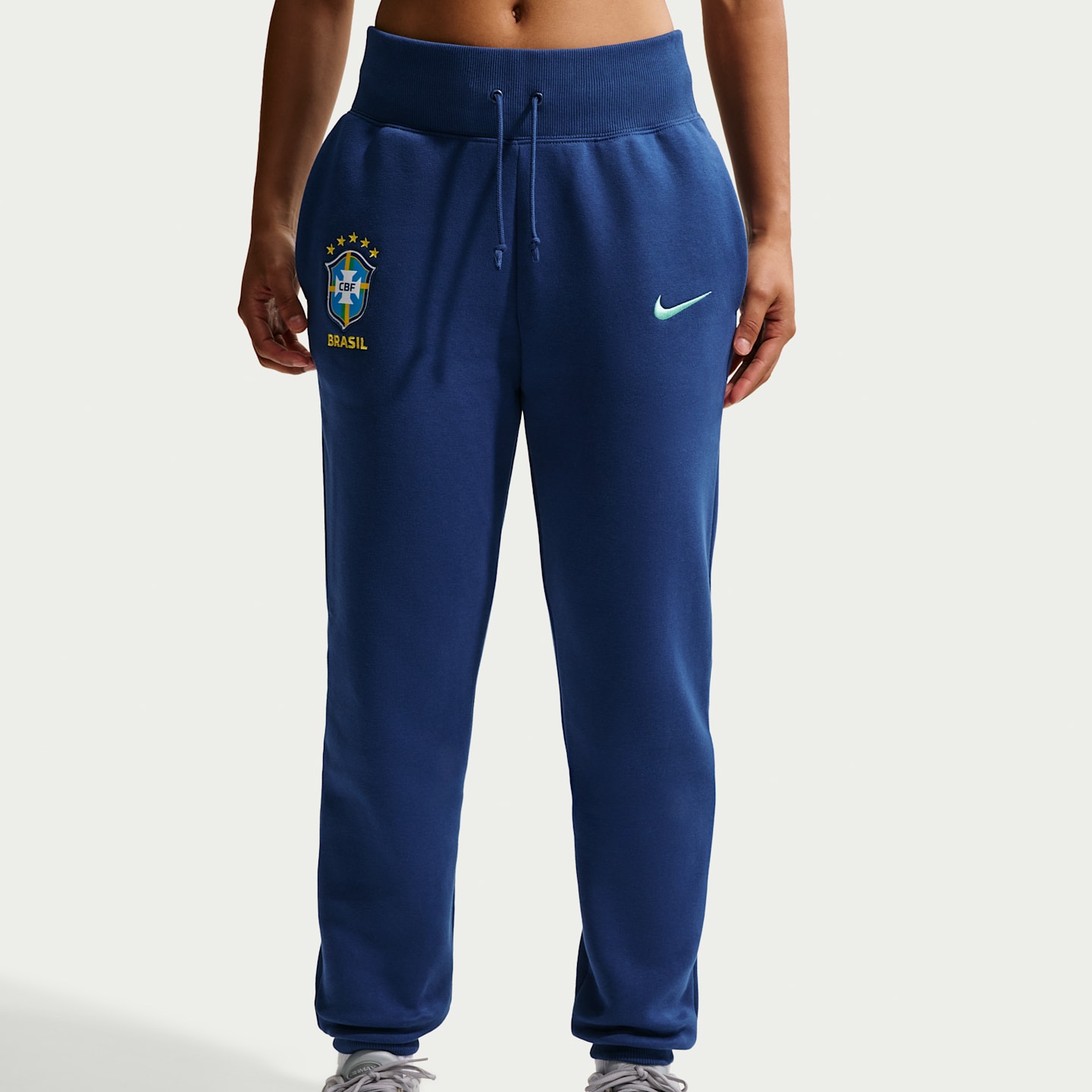 Женские футбольные флисовые брюки с высокой посадкой Nike Brazil Phoenix, цвет: Синий — фото 2