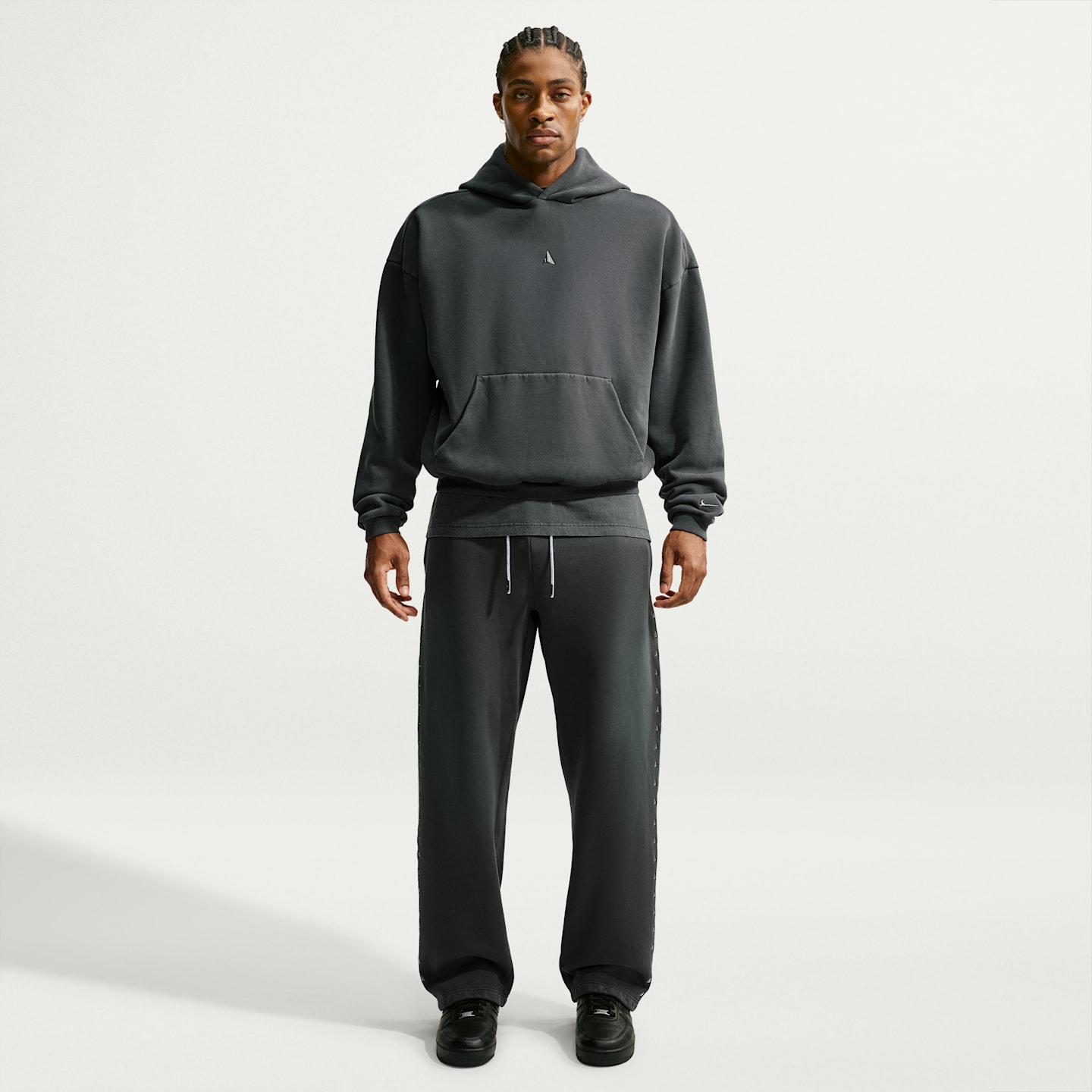 Мужское флисовое баскетбольное худи Nike Ja Standard Issue Therma-FIT, цвет: Чёрный еловый / Ледяной серебряный — фото 4