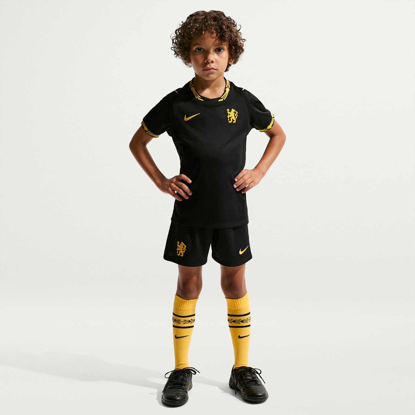Детский футбольный комплект Nike Chelsea FC 2026/27 Stadium Away из 3 предметов, цвет: Чёрный / Золотой — фото 1