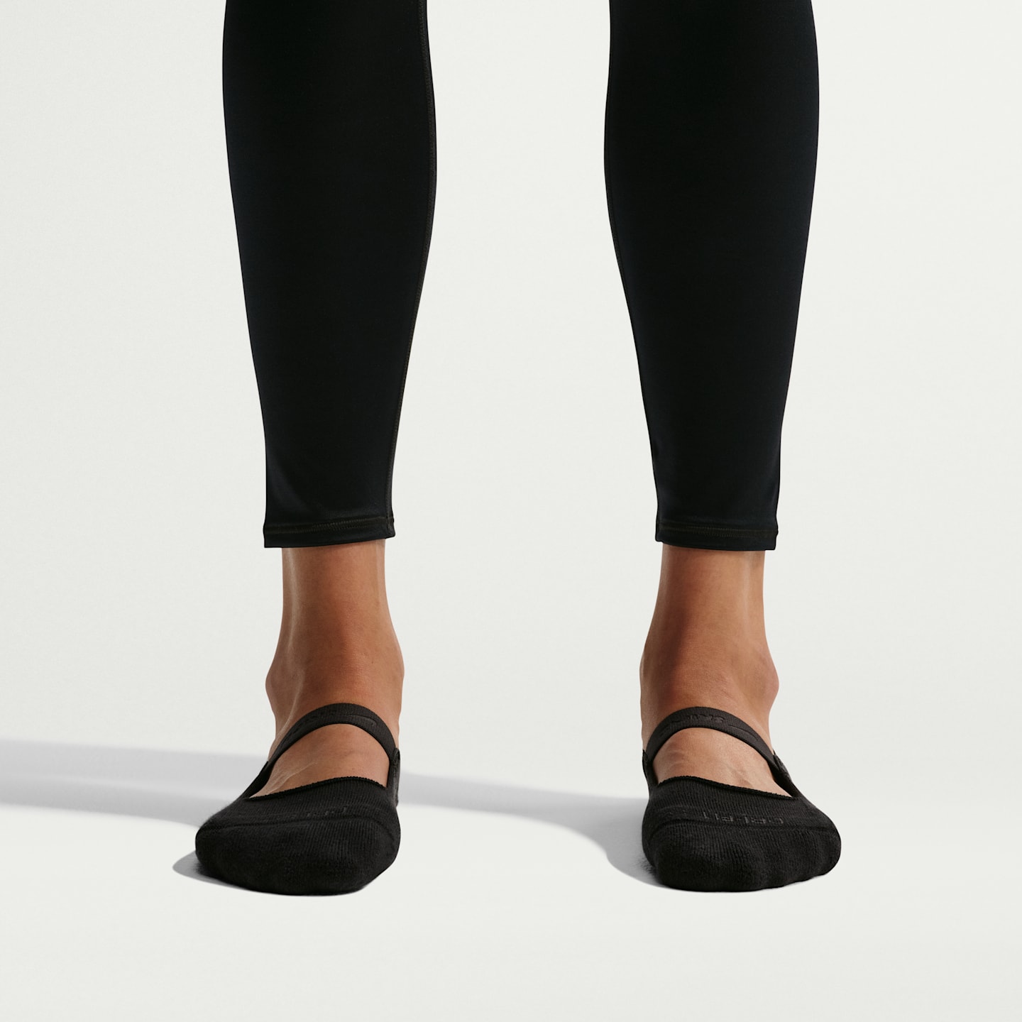 Женские носки-невидимки NikeSKIMS Dri-FIT для пилатеса, 1 пара, цвет: Обсидиановый — фото 2