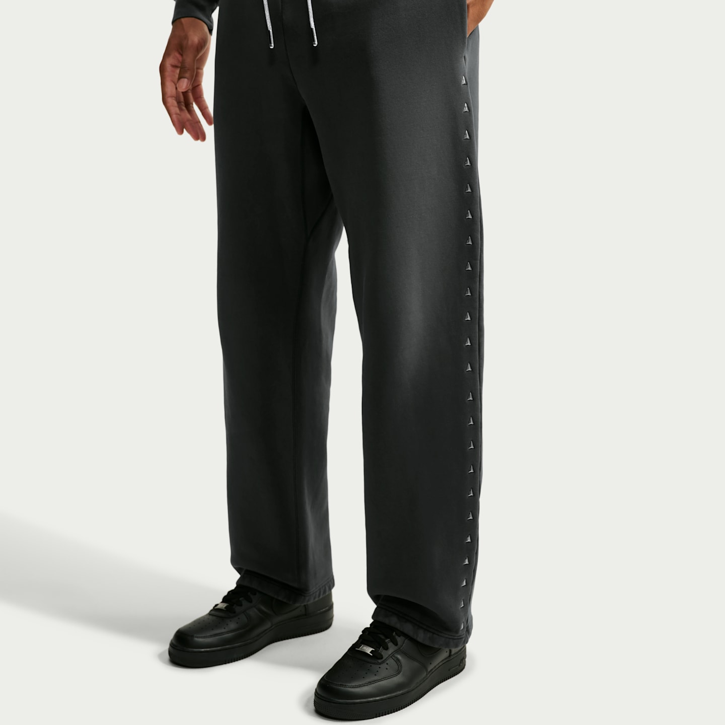 Мужские флисовые баскетбольные брюки Nike Ja Standard Issue Therma-FIT, цвет: Чёрный еловый / Ледяной серебряный — фото 2