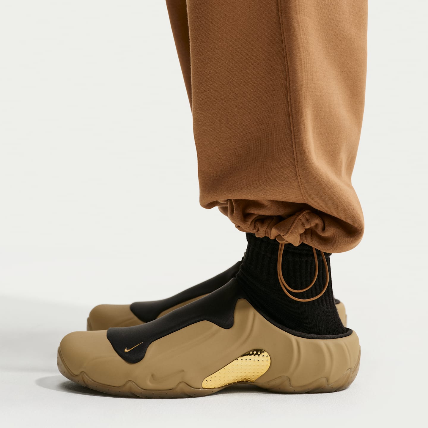 Мужские флисовые брюки Nike Sportswear Club со шнуром, цвет: Коричневый / Белый — фото 6