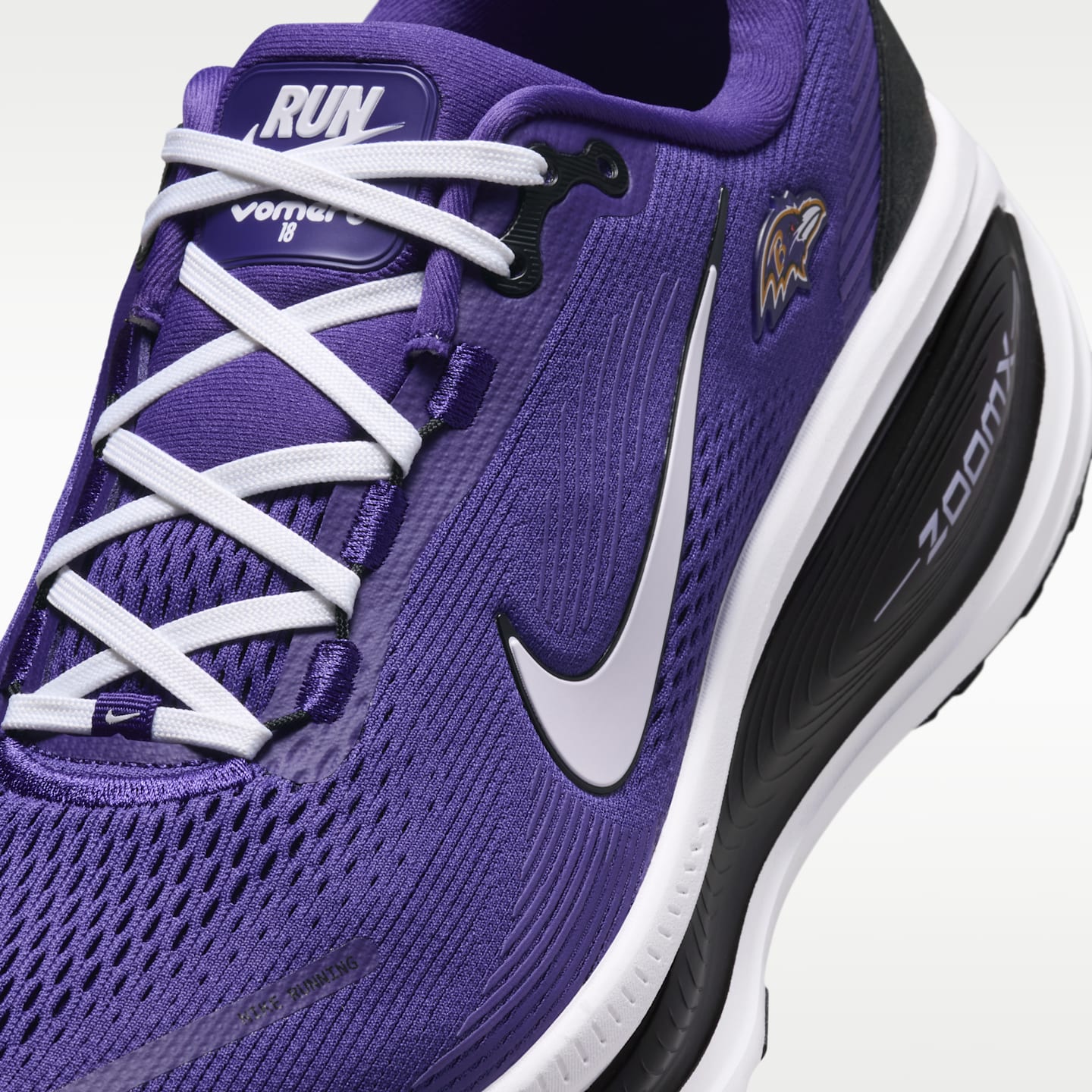 Мужские кроссовки Nike Vomero 18 (Baltimore Ravens) NFL Road Running, цвет: Орхидея / Чёрный — фото 7