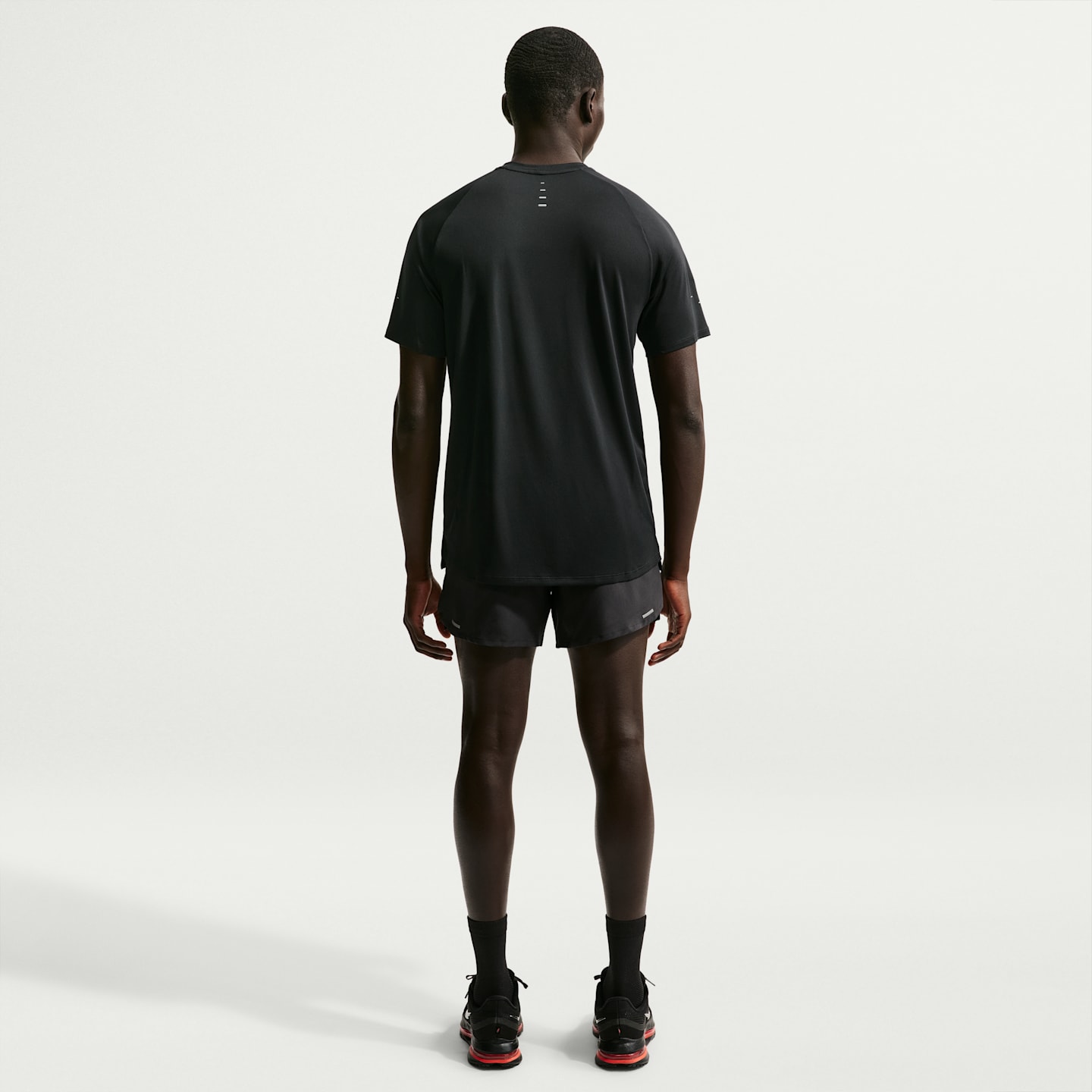 Мужской беговой топ Nike Stride Dri-FIT ADV с коротким рукавом, цвет: Чёрный — фото 5