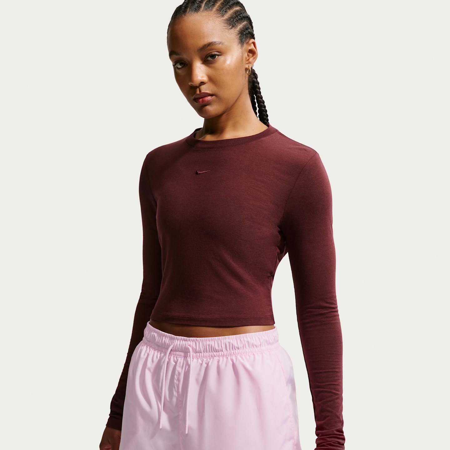 Женские тканые шорты Nike Sportswear Classic Wovens со средней посадкой, цвет: Розовый пенный / Молочный — фото 2