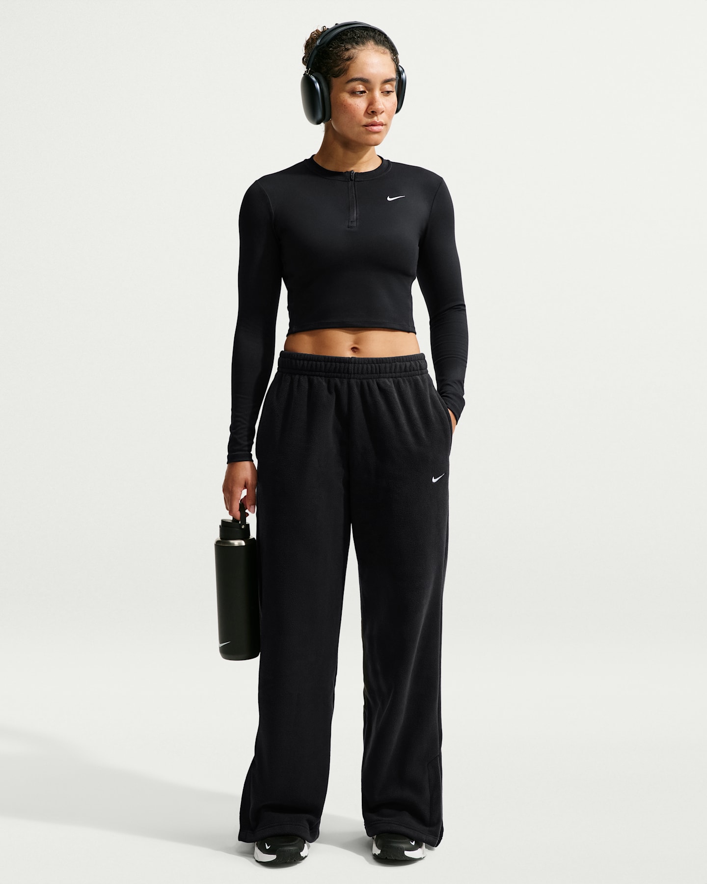 Женские широкие брюки Nike One Therma-FIT со средней посадкой, цвет: Чёрный / Белый — фото 6