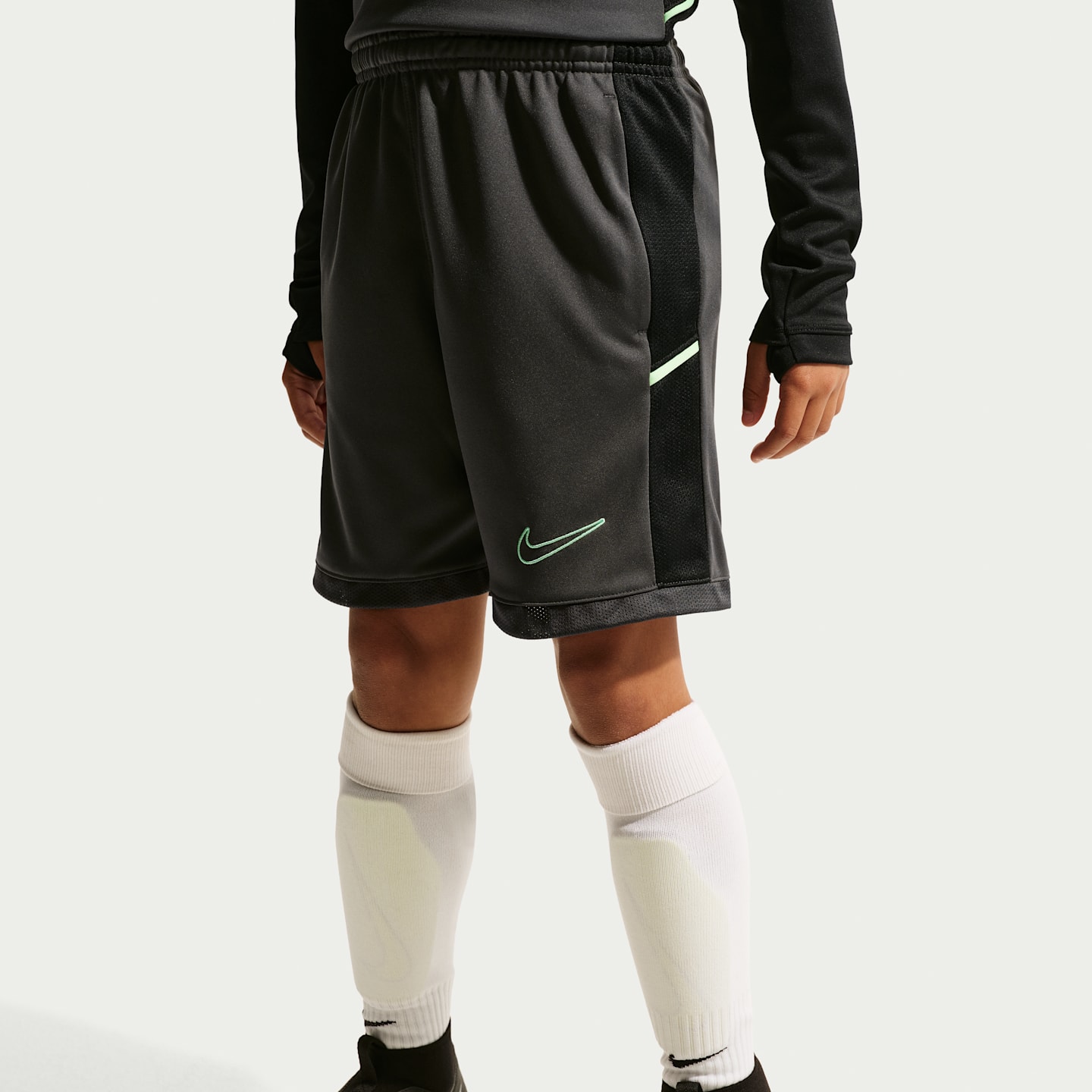 Детские футбольные трикотажные шорты Nike Academy Dri-FIT, цвет: Антрацитовый / Зелёный — фото 3
