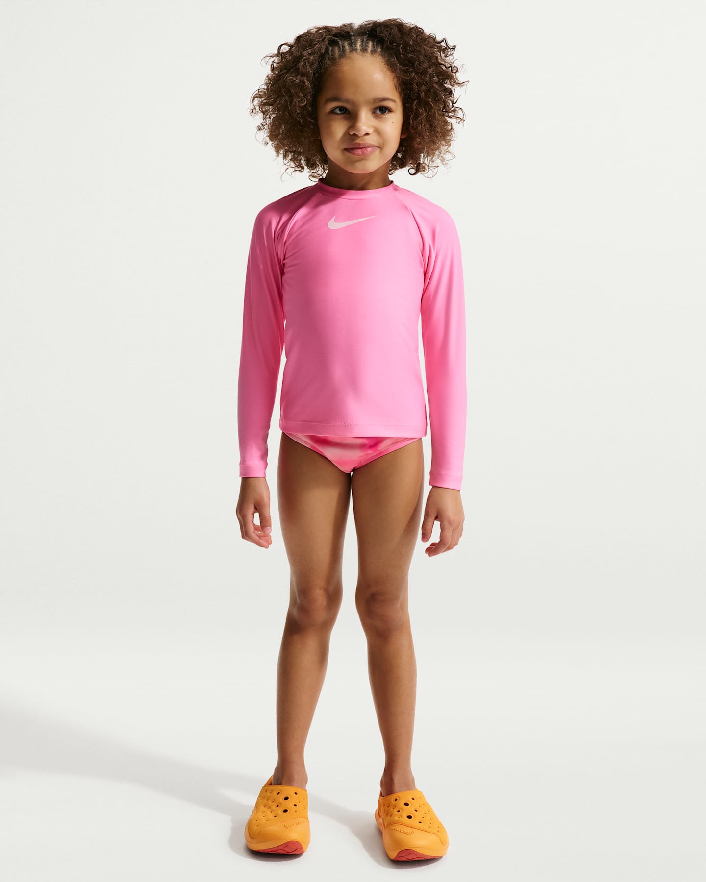 Детский купальный комплект Nike Swim для девочек: лонгслив Hydroguard и миди-бикини, цвет: Розовый сияющий / Розовый пенный — фото 8