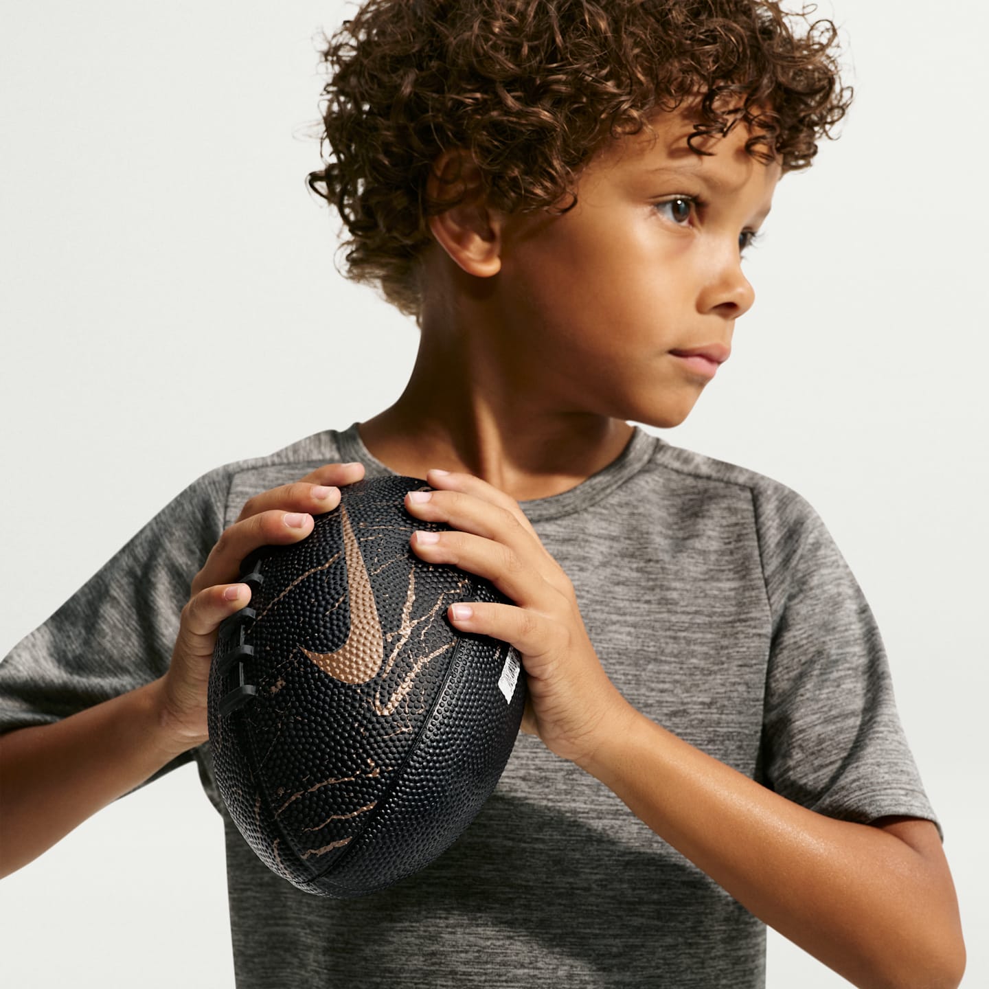 Мяч Nike Playground Graphic Mini Football для детей, цвет: Чёрный / Металлик золотой — фото 1