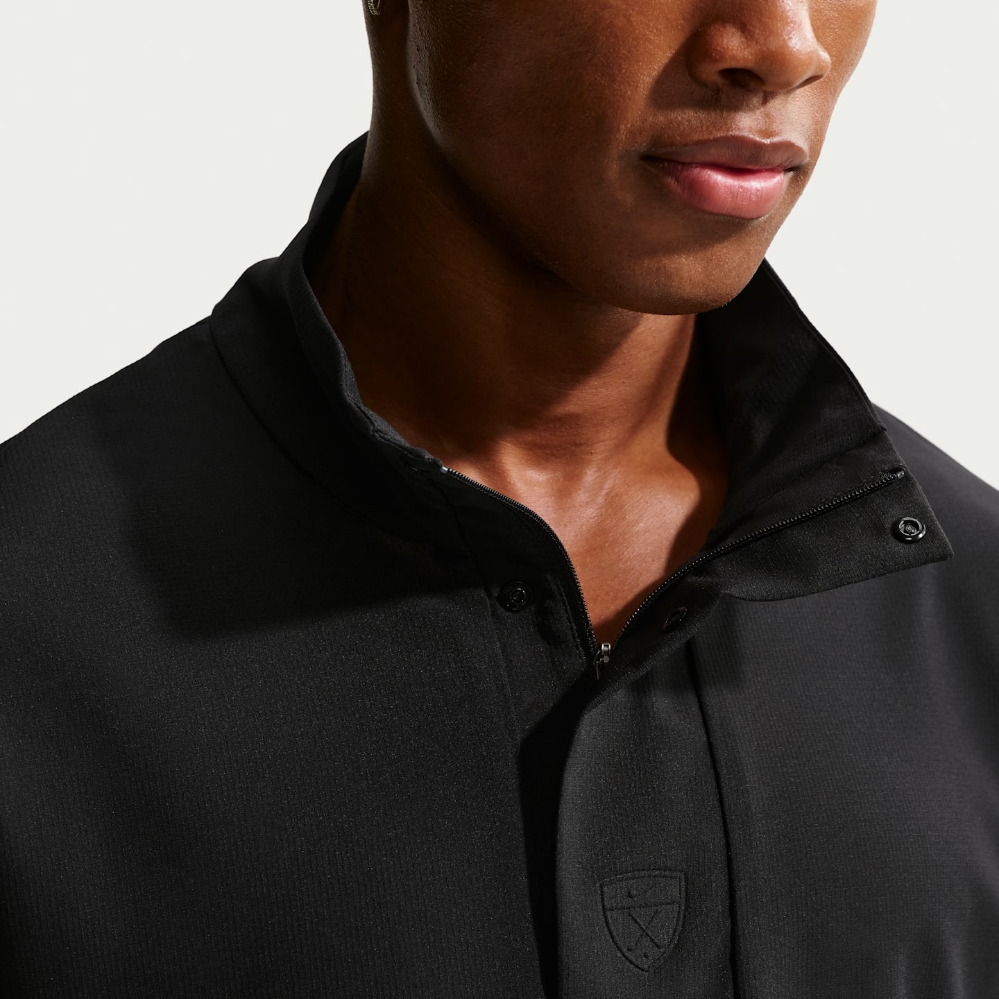 Мужская ветровка для гольфа Nike Tailored Performance Dri-FIT с коротким рукавом, цвет: Чёрный — фото 6