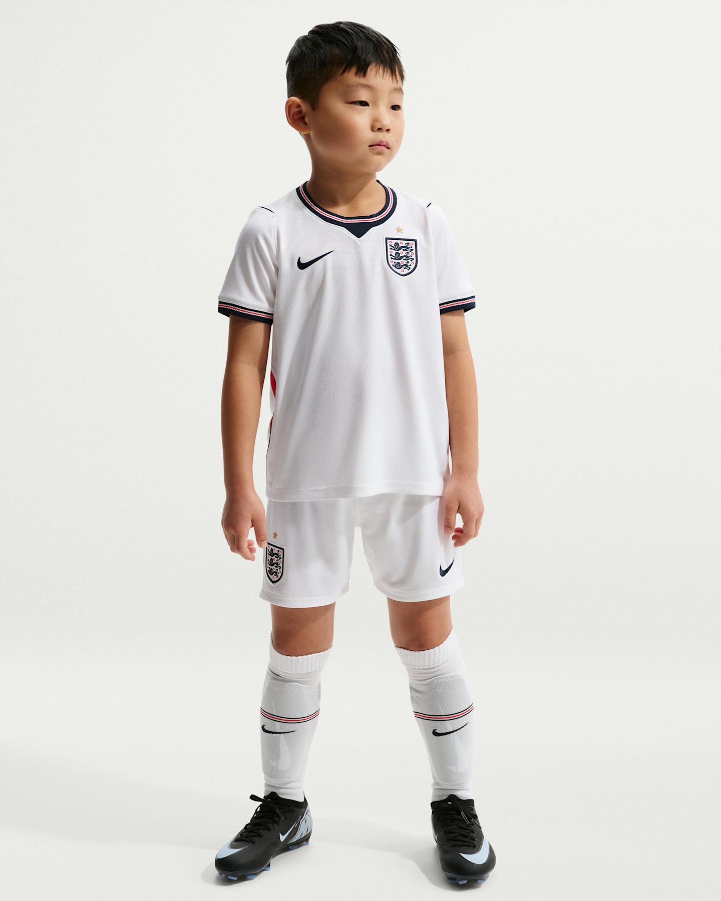 Детский футбольный комплект Nike England 2026 Stadium Home из 3 предметов, цвет: Белый / Красный — фото 9
