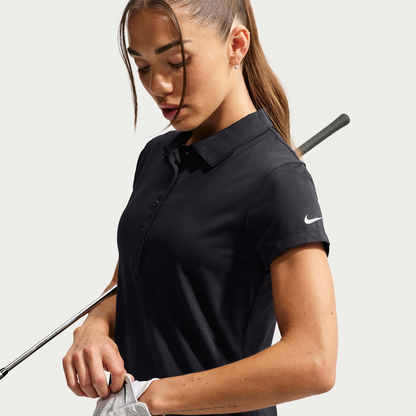 Женское поло для гольфа Nike Golf Club Dri-FIT UV с коротким рукавом, цвет: Чёрный / Молочный — фото 3